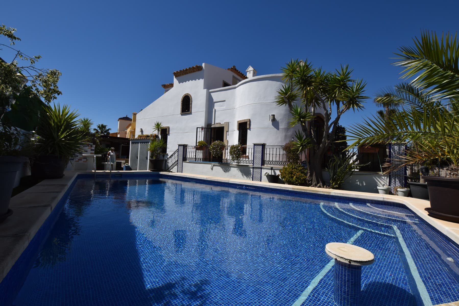 ✨ Mediterranean-style corner villa in La Finca Golf ☀️🌴This beautiful detached corner villa is located on a 383 m² plot in the exclusive area of La Finca Golf, Algorfa ⛳A property full of Mediterranean charm, perfect for buyers looking for the true Costa Blanca lifestyle, combining privacy, outdoor living and an excellent location close to everything 🌿The villa offers 3 bedrooms 🛏️ and 2 bathrooms 🛁 with a comfortable and practical layout, ideal both as a permanent residence or holiday home.Outside, the property features a spacious private plot with swimming pool 🏊‍♂️, outdoor kitchen 🍴 and exterior bathroom 🚿, creating the perfect setup for enjoying the Mediterranean climate almost all year round ☀️La Finca Golf is one of the most complete and attractive areas in the south of the Costa Blanca, well known for its golf course, restaurants, spa hotel and international atmosphere 🌍📍 Only 15 km from the beaches of Guardamar✈️ Approximately 50 km from Alicante Airport🍷 Close to restaurants, supermarkets and all essential amenitiesA property with huge charm and that authentic Mediterranean feeling so many international buyers are searching for when coming to Spain 🤍
