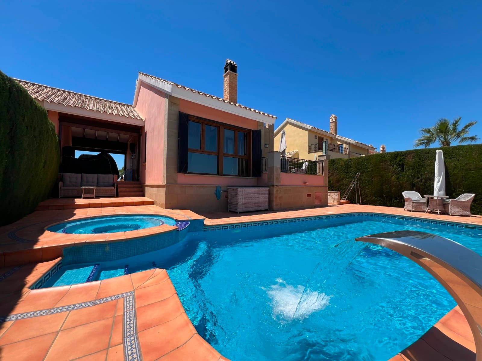 ✨ Front Line Golf Villa in La Finca Golf ⛳☀️This stunning front line golf villa located in La Finca Golf, Algorfa 🌴 is perfect for buyers looking for privacy, open views and authentic Mediterranean lifestyle in one of the most desirable areas of the Costa Blanca.The villa offers 3 bedrooms 🛏️ and 2 bathrooms 🛁 distributed across 110 m² built on a private 350 m² plot, creating a fantastic connection between indoor and outdoor living spaces.The living area features a cosy log burner fireplace 🔥 while the newly installed air conditioning units ❄️ ensure year-round comfort.The kitchen is fitted with BOSCH and SIEMENS appliances 🍽️ alongside a Quooker system 💧 providing instant boiling water.The swimming pool has recently been renovated and already includes pre-installation for a saltwater system 🏊‍♂️ complemented by an elegant decorative waterfall 🌊 and built-in jacuzzi with jets 🫧The property also benefits from a private garage with automatic door 🚗 and 10 solar panels ☀️ improving the home’s energy efficiency.📍 Approximately 15 minutes from the beaches of Guardamar✈️ Approximately 40 minutes from Alicante AirportA perfect property as a permanent residence or second home on the Costa Blanca ☀️🌴