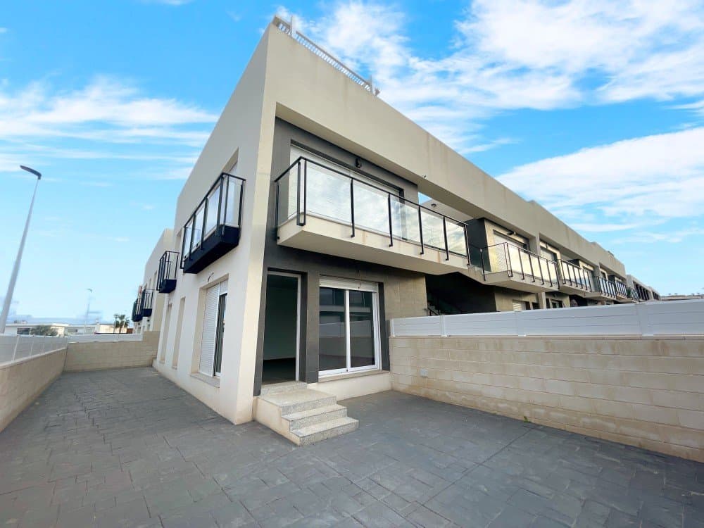 wp:paragraph Discover this stunning modern townhouse located in the sought-after area of Gran Alacant, just 10 minutes from the beach and Alicante airport, perfect for both permanent living and holiday getaways.The property offers 80 m² of built space and 140 m² in total, all on one level, providing comfort and easy accessibility. Above, there are other townhouses, while this home enjoys its own private feel.One of its highlights is the beautiful and spacious communal swimming pool, ideal for relaxing and enjoying the Mediterranean lifestyle.Inside, the home features two bright bedrooms with built-in wardrobes. The master bedroom includes an en-suite bathroom, and there is a second full bathroom for guests or family. The property is brand new, never lived in so it’s ready for you to move in and make it your own. Being unfurnished is a real advantage, allowing buyers to easily visualize and personalize the space to their taste.Additional features include pre-installed air conditioning and a separate utility area for laundry, adding both comfort and practicality.The outdoor space is truly exceptional. It offers endless possibilities: relax on an outdoor sofa, install a pergola, or create a dining area with a large table to enjoy meals with friends and family under the sun. This area is perfect for making the most of the fantastic Spanish climate.Contact us today to arrange a viewing, this beautiful home could be yours!! /wp:paragraph