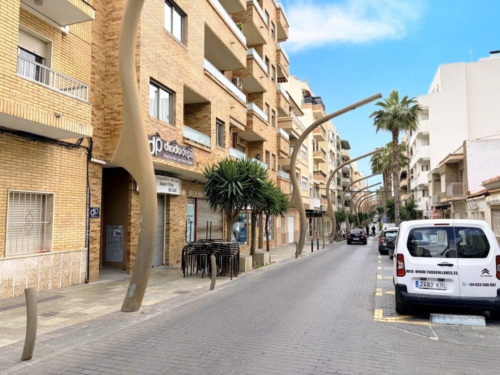 An excellent investment opportunity is presented in the heart of Torrevieja: a complete building comprising a ground floor and first floor, located just 100 metres from the Town Hall and 400 metres from the beach. Its prime central location, surrounded by all amenities, shops, restaurants and transport links, makes it an ideal asset for both residential use and property development.The ground floor offers 98 m² of built area on a 108 m² plot. It requires full refurbishment, providing the perfect opportunity for the buyer to design and customise the space to their needs. The layout includes 3 bedrooms, 1 bathroom, and an internal patio of approximately 10 m², which brings natural light and ventilation into the property.The first floor benefits from an independent entrance, adding value and flexibility. It has a built area of 92 m², along with a 3 m² storage room and a spacious private solarium of 90 m², ideal for enjoying the Mediterranean climate. The property was refurbished in 2007 and comprises 3 bedrooms, 1 bathroom and a utility/gallery area, offering a good standard of living with potential for further improvement or modernisation.The building is located in a well-established area with all services within walking distance, ensuring strong demand for both rental and resale following redevelopment.Several purchase options are available: · Joint sale of both units at €300,000 each (€600,000 total), ideal for developers or investors. · Part-exchange option: €320,000 plus one residential unit from the future development delivered by the developer.A unique opportunity to develop a property project in one of the most sought-after areas of the Costa Blanca, with strong potential for capital growth!!