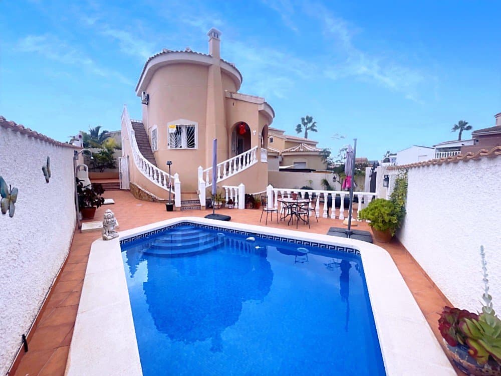 We are pleased to present this charming detached villa, ideally located and perfect as a permanent residence, holiday home, or investment.The property offers 100 m² of living space on a 266 m² plot, providing excellent privacy and ample outdoor space. Outside, the villa boasts a private swimming pool, ideal for enjoying the Mediterranean climate, with plenty of room to relax and enjoy the fresh air.The interior is bright and well-distributed. The villa comprises two bedrooms, a guest toilet, a spacious living room, and a modern open-plan kitchen with a breakfast bar, seamlessly integrated into the living area, ideal for both everyday use and entertaining.It also features an unfinished basement with the potential for further construction.One of the highlights of this property is its superb location: · Just 500 meters from La Marquesa Golf Course. · 200 meters from local shops and services. · Approximately 7 kilometers from the beach.This is a fantastic opportunity to acquire a property that combines tranquility, comfort, and easy access to leisure facilities in a highly sought-after area.A viewing is highly recommended!!
