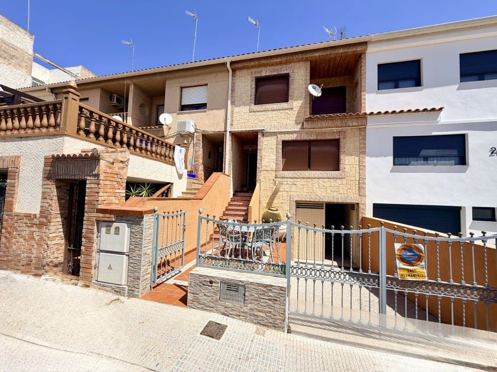 Located in the peaceful and well-established town of Formentera del Segura, this impressive three-level townhouse (two floors plus basement) offers an excellent combination of space, functionality and a highly convenient location, making it ideal as both a permanent residence and an investment opportunity.The property stands out for its generous interior layout. It features four spacious bedrooms, all benefiting from excellent natural light, and two fully fitted bathrooms, designed to provide comfort for the whole family. In addition, the house offers two comfortable living rooms, ideal for creating separate relaxation and entertainment areas, as well as two independent kitchens, providing exceptional versatility—perfect for large families, guests, or even partial independent use of the property.Externally, the home boasts two pleasant terraces, ideal spaces to enjoy the Mediterranean climate all year round, whether relaxing, dining, or creating a stylish outdoor lounge area.The basement level includes a large private garage with space for two vehicles, along with additional storage, adding significant value and practicality to the property.One of the key highlights of this property is its location: it is within walking distance of shops, restaurants and essential services, ensuring everyday convenience. Furthermore, it is situated next to a school, making it particularly appealing for families.Formentera del Segura is a charming town in the Vega Baja region, known for its peaceful and family-friendly atmosphere, while still benefiting from excellent connections to nearby towns such as Rojales and Guardamar del Segura, home to some of the finest beaches on the Costa Blanca. The area offers all essential amenities, a good selection of restaurants, and an ideal setting for enjoying a relaxed lifestyle under the sun.