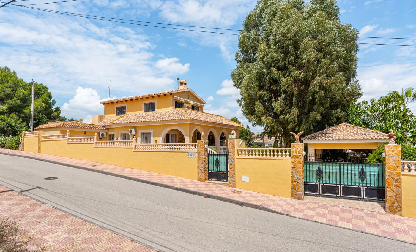 We are delighted to bring to the market this superb Villa in the sought after area of Vistabella between San Miguel de Salinas and Jacarilla. A quiet semi rural place but very close to all ameninities giving you the best of both worlds.

The property sits on a plot over 1000m2 and benefits of a private pool and lots of outdoor space perfect for relaxing , sun bathing and entertaining.

Laid on two floors ,On the ground floor there are 4 bedrooms, 3 bathrooms, dining room ,good size kitchen and storage room . Upstairs there is a huge living space with different sitting areas and a bar , with beautiful high ceilings. From here there is access to the solarium and stairs to the outside pool and garden . On the plot , there is huge outdoor area with beautiful covered terrace, large gardens, solarium and private pool .

IBI 250 plus 88 rubish collection bill per year