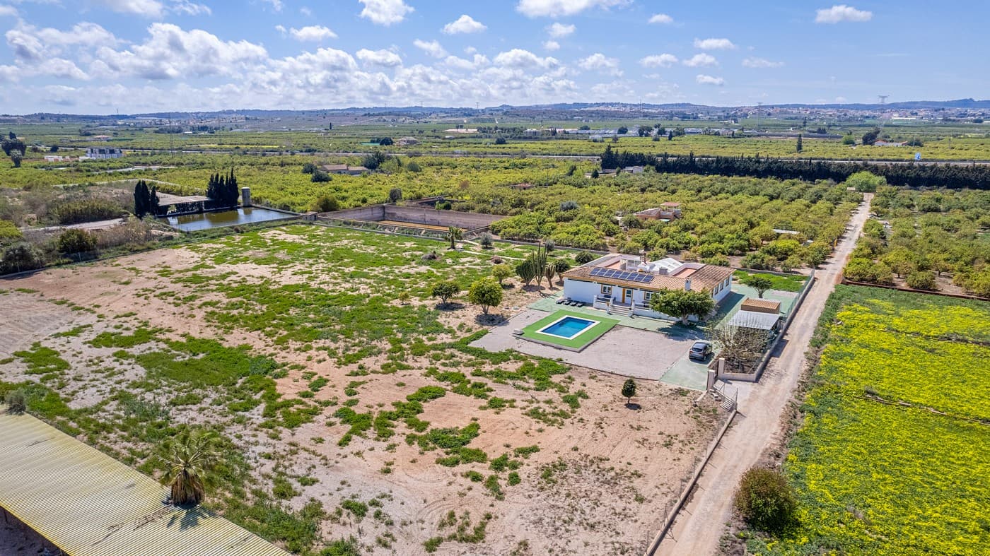 Presentamos esta espectacular propiedad en una ubicación premium entre Los Montesinos y San MIguel de Salinas a 2km de la Autovia , 10 minutos en coche de Torrevieja con terreno grandisimo para muchos fines y maravillosa piscina privada . Con vistas despejadas a las salinas y el mar desde el solarium .El Chalet tiene 240m2 más 80m2 del patio acristalado; un total de 340m2Tiene 6 dormitorios y 3 cuartos de bañoLa superficie de la parcela es de 12.170m2 más la balsa anexa de 1.100m2 aproximadamente

La vivienda tiene agua de suministro y Luz por medio de placas solaresTiene instalación fotovoltaica autónoma con producción de 9500kw y 5 baterías de litioAdemás la instalación está apoyada con un generador de última generaciónTiene depuradora de aguas residuales con recuperación del agua, que es apta para el riego.