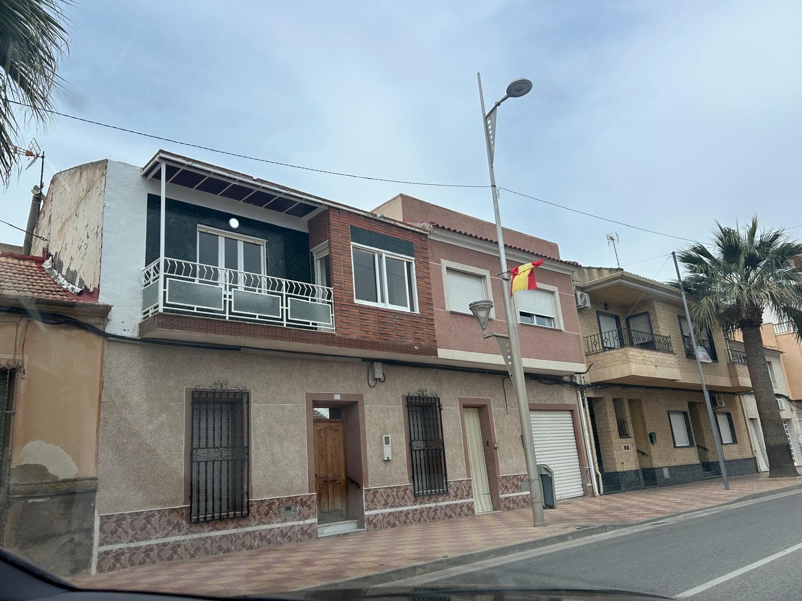 This bright and roomy first-floor apartment is set right on the main street of Jacarilla, offering a prime location with everything just a short walk away. Inside, you'll find 3 good-sized bedrooms, 1 bathroom, a massive open living room, and a large independent kitchen.One of the bedrooms has access to a small balcony overlooking the street, while the kitchen opens onto a large private terrace at the rear—ideal for outdoor dining, relaxing, or hosting friends.A great opportunity for anyone looking for space, comfort, and convenience in the heart of the village.