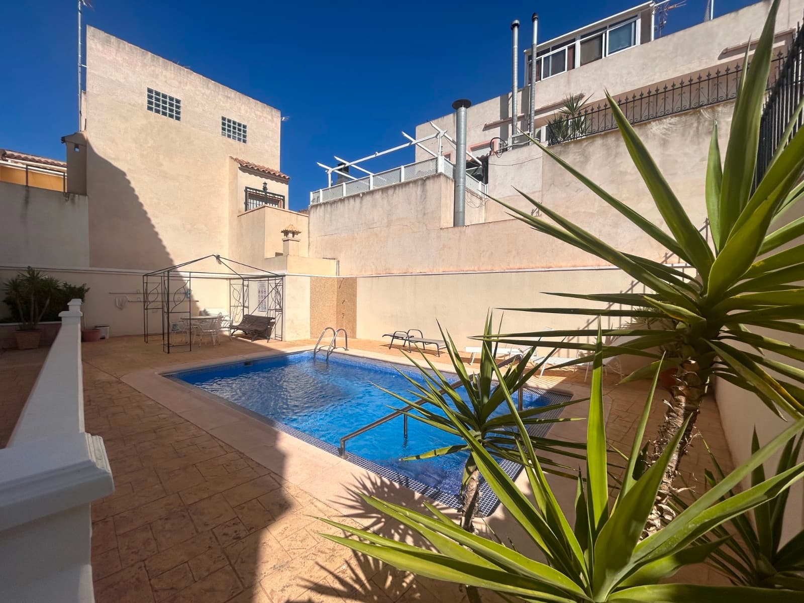 Te damos la bienvenida a este encantador apartamento en planta baja situado en la tranquila comunidad de Las Marquesas III en Jacarilla. Es un hogar perfecto para familias jubilados o cualquier persona que busque comodidad espacio y un estilo de vida relajado en un bonito pueblo español.

En el interior encontrarás un salón comedor amplio y luminoso con espacio más que suficiente para relajarte o recibir visitas. Ambos dormitorios son espaciosos y tienen acceso a sus propios balcones lo que permite una agradable entrada de luz natural y una conexión perfecta entre interior y exterior. El dormitorio principal cuenta con baño privado lo que lo convierte en un rincón cómodo y tranquilo.

El apartamento incluye una plaza de aparcamiento interior y un trastero privado muy amplio ideal para guardar bicicletas herramientas artículos de playa o lo que necesites tener bien organizado.

Situado a poca distancia a pie de tiendas cafeterías y los preciosos jardines del palacio de Jacarilla esta propiedad es ideal como residencia habitual o como escapada vacacional.

