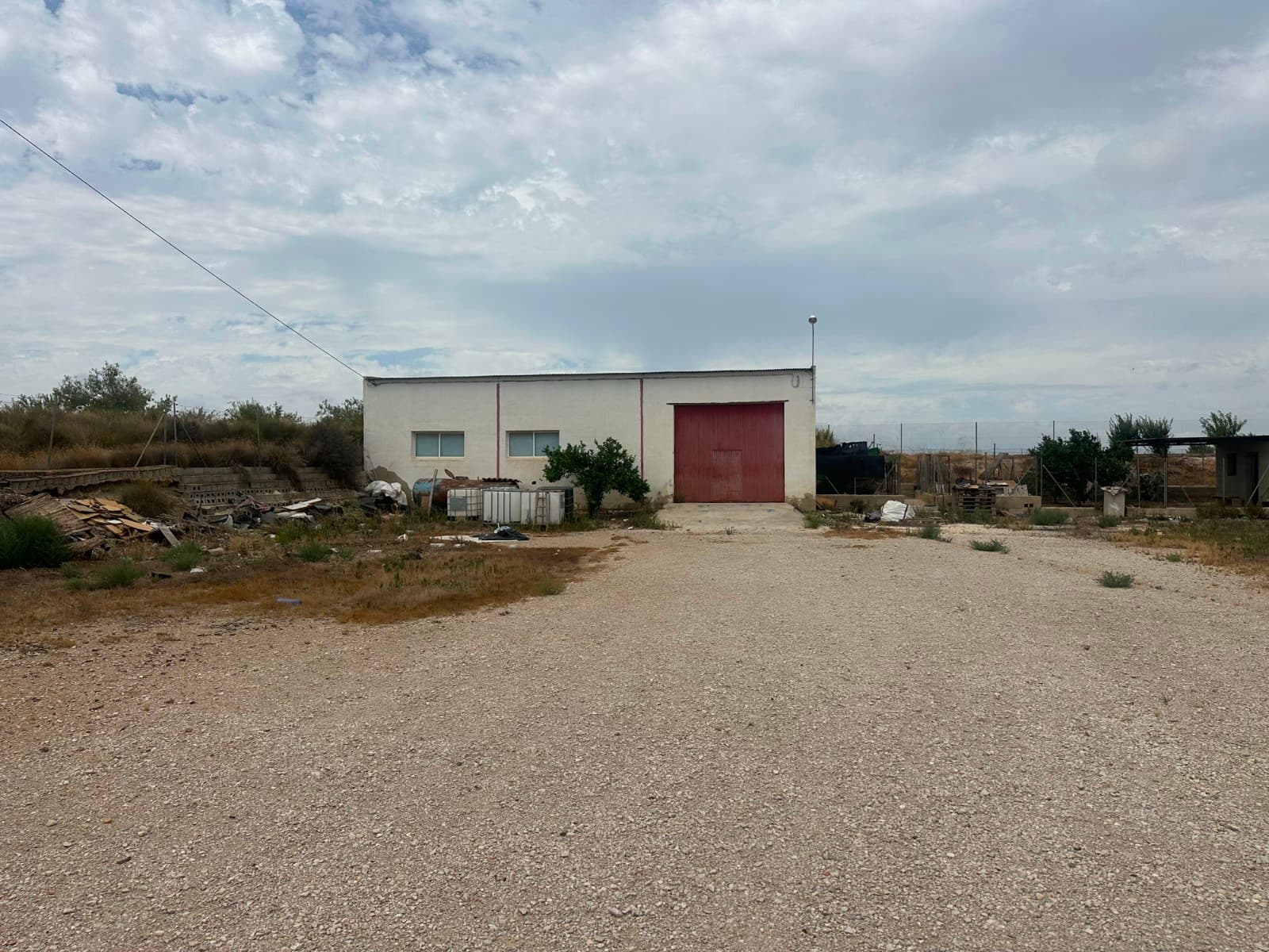 We present you a plot of land in the outskirts of Torremendo with a warehouse (registered on the deeds) with many possibilities, wether commercial or residential, this can be a great home for someome who likes tanquility or the perfect business as it has the space to do different trades, or can even be both at the same time . There is currently electric from the mains but not water. Price is fixed.