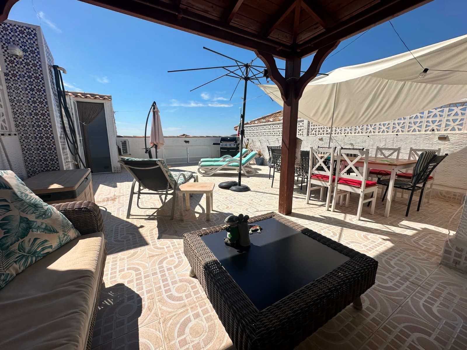 This beautifully renovated top-floor apartment is perfectly located beside the popular Vistabella Golf course. Offering a bright south-facing orientation, it comes fully furnished and includes access to a lovel community pool.

Inside, the property features 2 spacious double bedrooms, a well-sized bathroom, an open-plan living and dining area, and a separate kitchen. The glazed terrace provides an ideal spot to enjoy the sunshine year-round, while the private solarium offers additional space for relaxation or entertaining.

A fantastic opportunity for golfers, holidaymakers, or anyone seeking a stylish home in a vibrant community.

