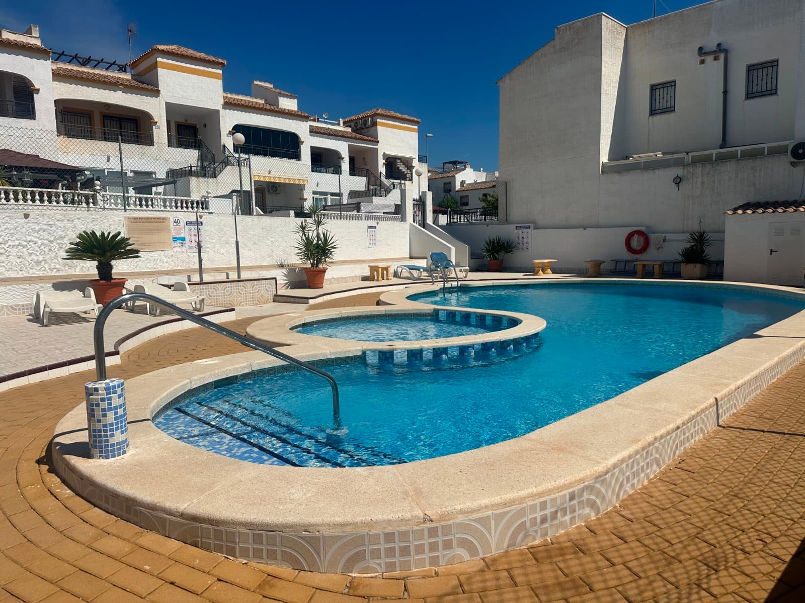 Este precioso apartamento en planta alta ha sido renovado con gusto y se encuentra junto al popular campo de golf Vistabella. Con una soleada orientación sur, se vende totalmente amueblado e incluye acceso a una preciosa piscina comunitaria.

En el interior, la vivienda cuenta con 2 amplios dormitorios dobles, un baño de buen tamaño, un salón-comedor de concepto abierto y una cocina independiente. La terraza acristalada es ideal para disfrutar del sol durante todo el año, mientras que el solárium privado ofrece un espacio adicional perfecto para relajarse o recibir invitados.

Una oportunidad fantástica para golfistas, veraneantes o cualquiera que busque un hogar con estilo en una comunidad vibrante.

