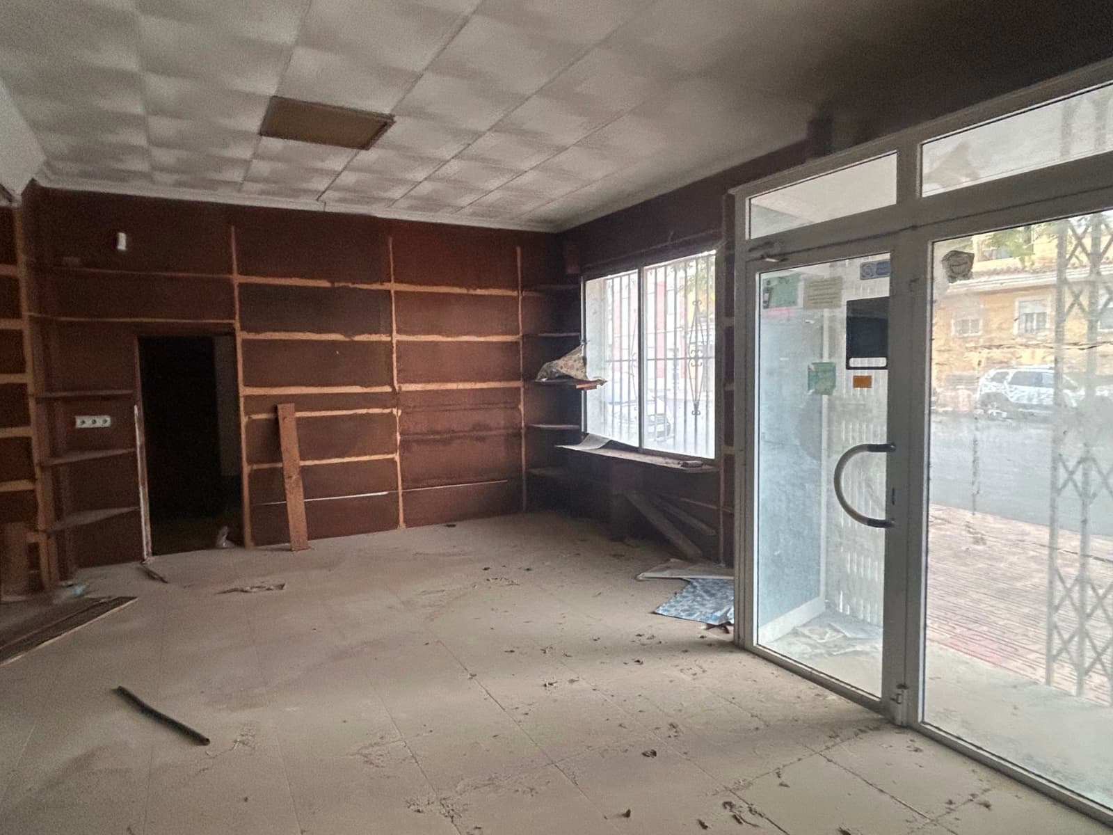 This commercial unit in Jacarilla offers 160 m² of interior space — a blank canvas ready for a full renovation. The property currently includes one bathroom and an open layout that can be completely redesigned to suit your business plans.

It’s in need of total reform, but with its generous size, it has great potential for anyone looking to create a workshop, office, storage space, or even start a new business concept.

A great opportunity for investors or entrepreneurs with vision, ready to bring this space back to life.