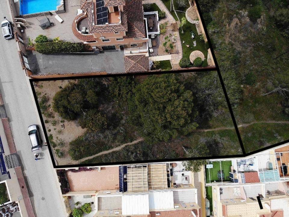 This exceptional 830 m² plot is situated on a beautiful street lined with villas and mansions, in a quiet and highly sought-after neighborhood. Offering both privacy and prestige, the plot provides an ideal canvas to build a luxurious residence tailored to your vision. Surrounded by elegant properties and mature landscaping, it combines exclusivity with a peaceful, serene atmosphere, making it a rare opportunity in this desirable area.