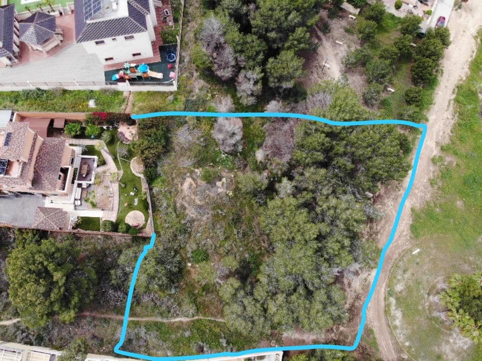 This impressive 1,294 m² plot is located on a prestigious street surrounded by exquisite villas and mansions, in a quiet and highly desirable neighborhood. Offering ample space and privacy, it presents a unique opportunity to create a luxurious, custom-built residence in an exclusive setting. With its serene atmosphere and elegant surroundings, this plot provides the perfect foundation for a dream home in one of the area’s most sought-after locations.