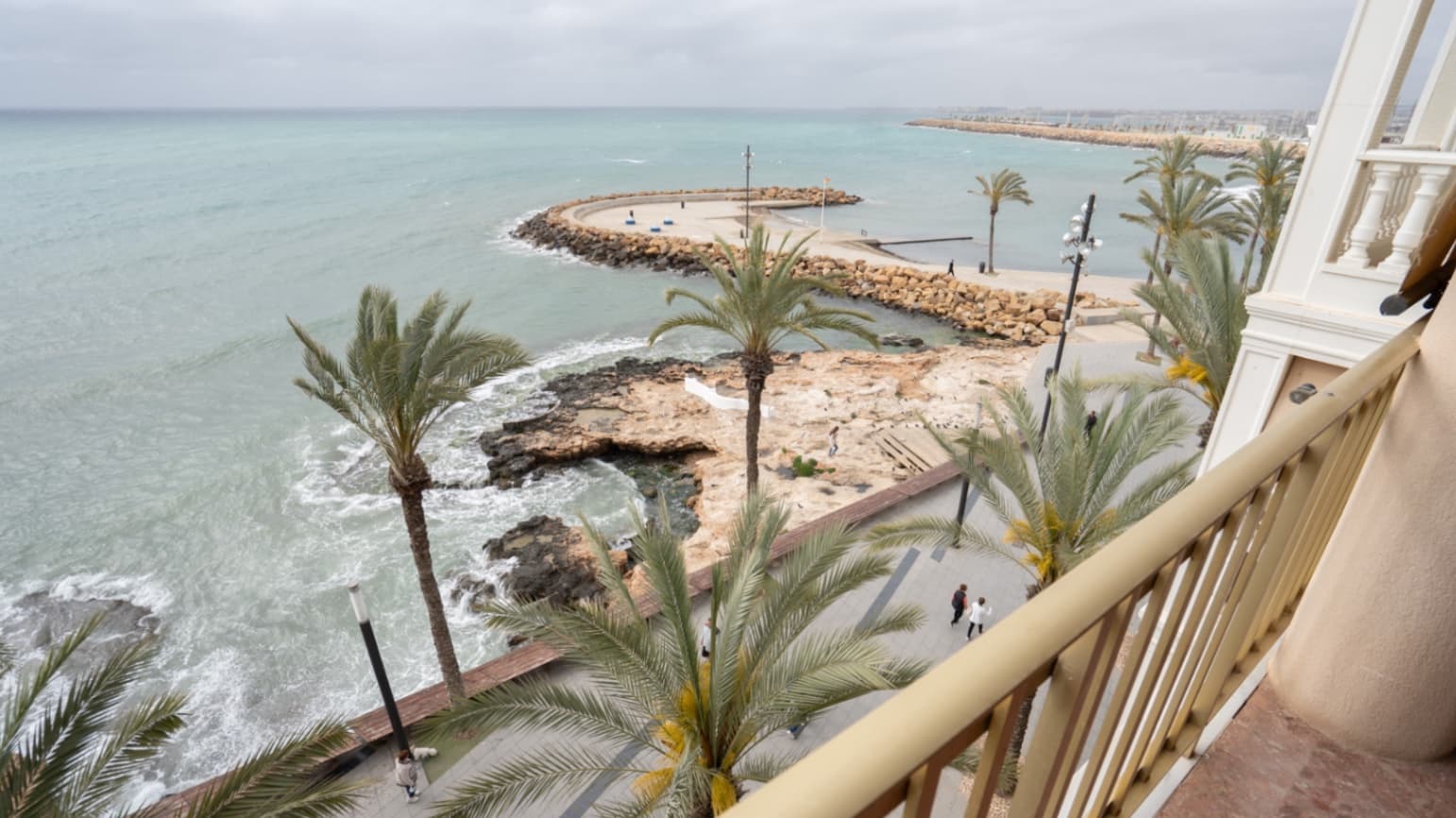 Очаровательная квартира в средиземноморском стиле на берегу моря с захватывающим видом в ТорревьехеЭти изысканные апартаменты в средиземноморском стиле, расположенные прямо на берегу моря в Торревьехе, предлагают уникальное сочетание элегантности, комфорта и потрясающих панорамных видов. Просторная гостиная легко перетекает в массивный балкон длиной 180°, откуда открывается панорамный вид на всю набережную Торревьехи и сверкающие воды Средиземного моря. Независимо от того, наслаждаетесь ли вы тихим моментом или развлекаете гостей, от видов захватывает дух.Квартира может похвастаться большой, полностью оборудованной кухней и столовой, оформленной в средиземноморском стиле, идеально подходящей для наслаждения семейными трапезами или проведения интимных встреч. Очарование пространства с его теплой, гостеприимной атмосферой отражает непринужденный, но утонченный прибрежный образ жизни.Главная спальня представляет собой безмятежное уединение с прямым выходом на балкон, где вы можете наслаждаться красотой моря каждый день. Две дополнительные гостевые спальни, также с выходом на балкон, гарантируют, что семья и друзья могут наслаждаться захватывающими видами.Две прекрасно оборудованные ванные комнаты добавляют роскоши и комфорта этому дому. Благодаря просторной планировке, средиземноморскому дизайну и непревзойденному расположению прямо у моря, эта квартира предлагает идеальный опыт жизни на побережье.Это больше, чем просто собственность; это возможность окунуться в средиземноморский образ жизни в одном из самых привлекательных мест Торревьехи. Не упустите шанс сделать эту квартиру мечты своей!