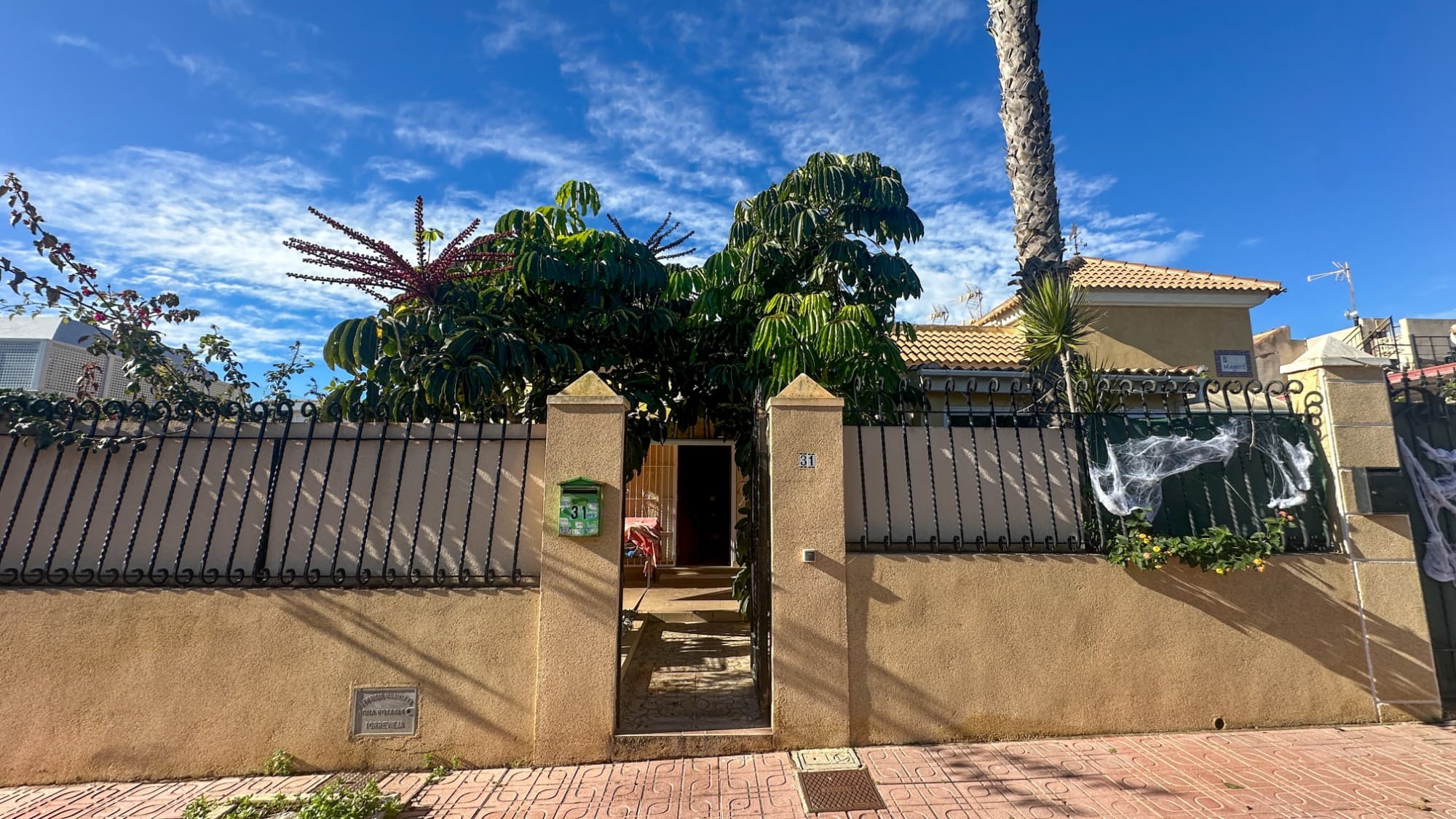 Stunning Coastal Townhouse – 300m from the MediterraneanEnjoy the Mediterranean breeze in this impeccable townhouse, perfectly located just 300 meters from the coastline. This property seamlessly combines functional design with modern comfort in one of Torrevieja’s most exclusive areas.Property Highlights:Interior: A bright, open-plan living area featuring a modern, fully-equipped American-style kitchen.Unique Feature: A climate-controlled sunroom, perfect for an inspiring home office or a cozy reading nook with views of the private garden.Bedrooms: Two spacious bedrooms and a full bathroom on the ground floor, all fitted with air conditioning for year-round comfort.The Crown Jewel: An expansive 50 m² private solarium. This privileged space offers breathtaking sea views, making it the ideal spot for sunset dinners or soaking up the Spanish sun.Unbeatable Location:Walkability: Just a 5-minute stroll to pristine beaches, local restaurants, and essential services.Education: Situated near one of the country’s most prestigious public schools.Condition: Turn-key ready—just bring your suitcases!