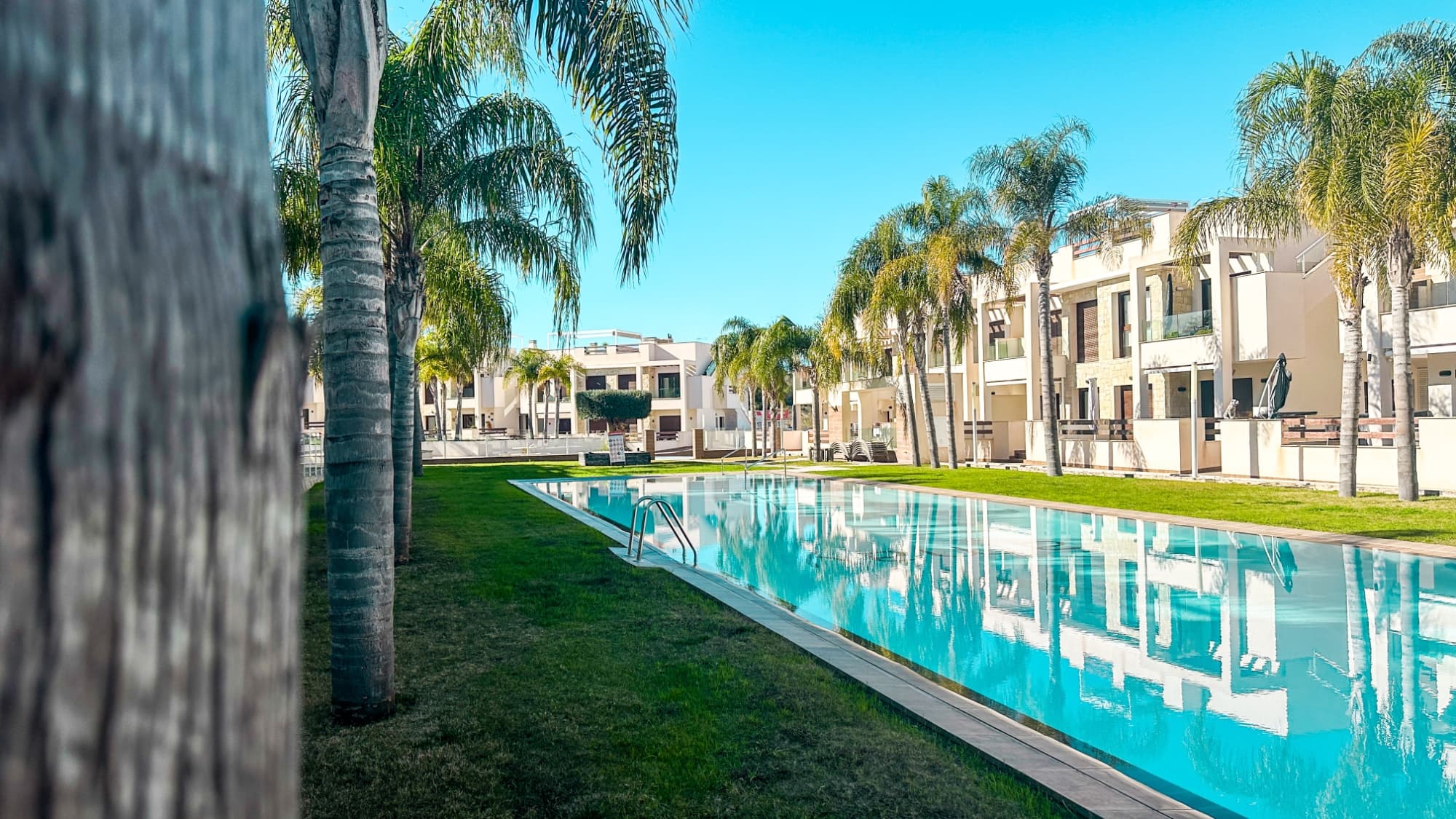 Современный бунгало на верхнем этаже с частной террасой на крыше в Лос-Балконес, ТорревьехаЭтот современный бунгало на верхнем этаже расположен в престижном районе Лос-Балконес, Торревьеха, недалеко от моря и известных гольф-полей.В доме три просторные спальни и две современные ванные комнаты, спроектированные с учетом комфорта и функциональности. Интерьер выполнен в современном стиле, с открытой планировкой и качественной отделкой.Особым преимуществом является частная терраса на крыше, идеально подходящая для отдыха, солнечных ванн и встреч с гостями.В стоимость входит гаражное место и кладовая.Тихое, но удобное расположение рядом с пляжами, магазинами, ресторанами и гольф-полями делает эту недвижимость отличным выбором для постоянного проживания, отдыха или инвестиций на побережье Коста-Бланка.