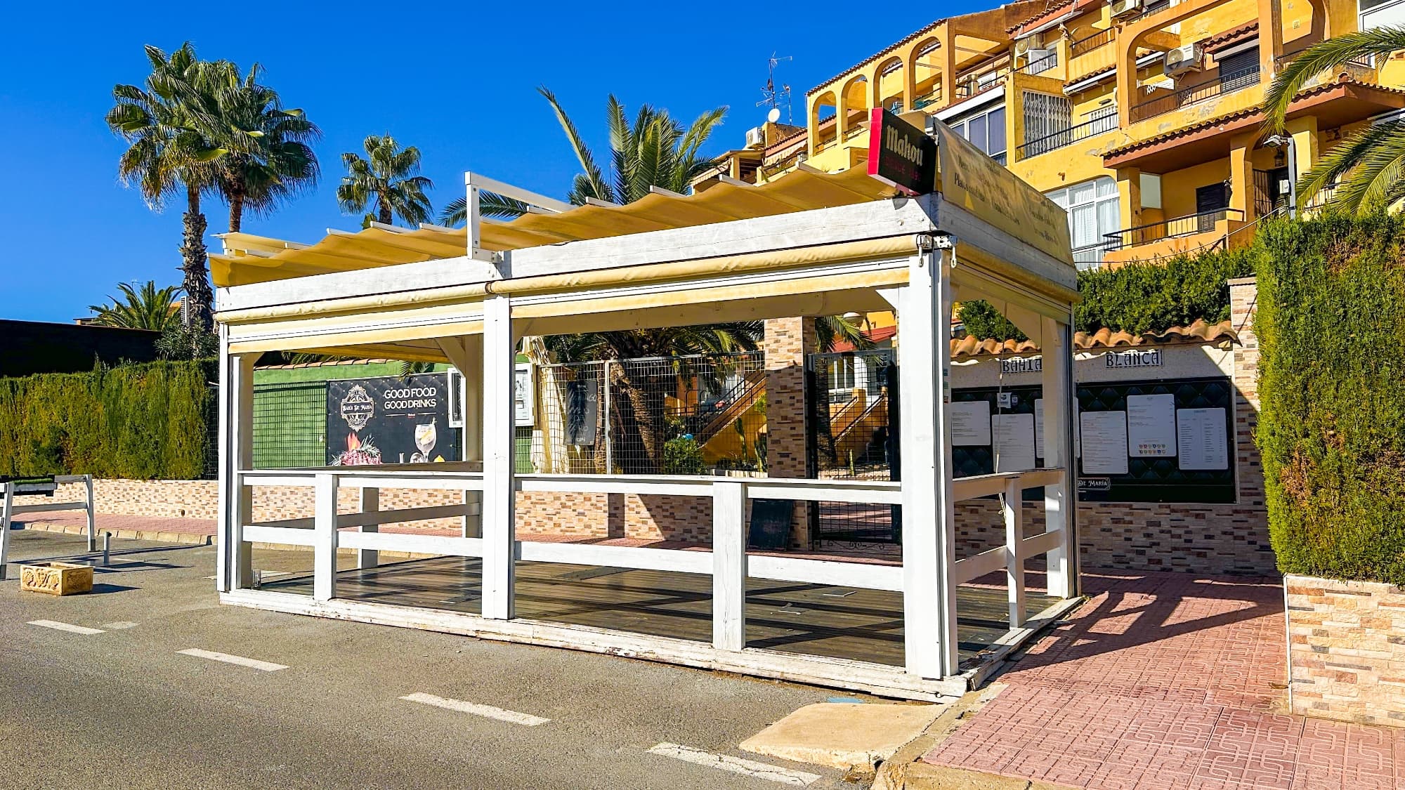 Restaurant–Grill for Sale in Aguas Nuevas – TorreviejaUnique opportunity to acquire a fully equipped grill restaurant, ready to start operating immediately, located in the well-established area of Aguas Nuevas (Torrevieja), one of the residential zones with the greatest growth potential and a high influx of both local and international customers.The premises offer approximately 300 m² of built space, functionally distributed to maximize operational efficiency and customer comfort. Premises FeaturesSpacious indoor dining room with capacity for 50 to 70 guests, ideal for family meals, groups, and celebrations.Fully equipped bar, with service area for drinks, beers, wines, and cocktails.Three outdoor terraces, significantly increasing business capacity and allowing year-round enjoyment of the area’s excellent climate, ideal for both dining and bar service.Fully equipped industrial kitchen, designed for high demand, with separate areas for preparation, cooking, and washing, including a professional grill/charcoal area, ovens, cold storage rooms, and all necessary equipment for immediate operation.Storage rooms, washing area, and restrooms compliant with regulations, as well as staff areas. Gastronomic ConceptThe restaurant is conceived as a specialized grill, focused on charcoal-grilled meats and fish, Mediterranean cuisine, and quality products. It allows offering:Premium grilled meatsFresh fish and seafoodTapas and shared dishesRice dishes and traditional cuisineExtensive wine and drinks listThe concept is versatile and easily adaptable to other gastronomic styles or established brands.📍 Strategic LocationLocated in a consolidated residential area, surrounded by homes, shops, and services, with excellent visibility, pedestrian traffic, and easy access, ensuring a stable clientele all year round.✅ Ideal ForHospitality professionalsInvestors looking for a turnkey businessRestaurateurs wishing to expand or start operations on the Costa BlancaSold fully equipped: facilities, kitchen and bar equipment included, ready to continue operations with no additional investment required.