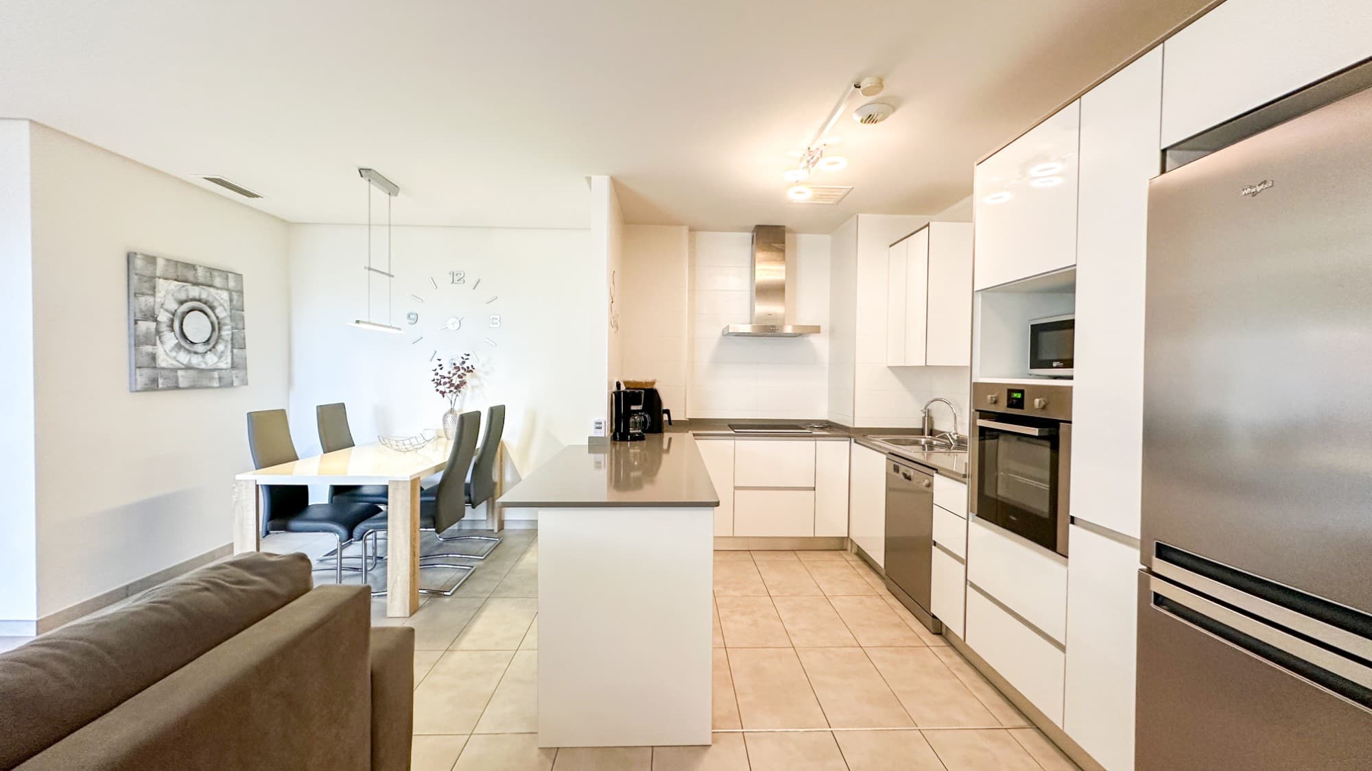 Продается двухкомнатная квартира с двумя ванными комнатами в частном эксклюзивном жилом комплексе И с туристической лицензией.Комплекс, построенный в 2017 году, располагает крытым и открытым бассейнами, спа-салоном, тренажерным залом и зелеными зонами.Квартира продается с мебелью.Расположен всего в нескольких шагах от супермаркетов и ресторанов, в 3 минутах от поля для гольфа Villamartin и в 5 минутах от пляжа La Zenia.