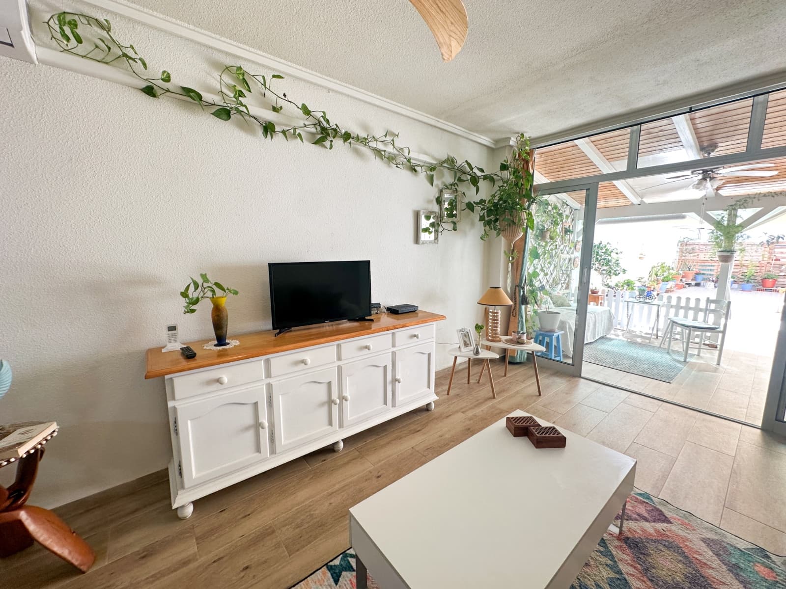 Всего в одной улице от популярного пляжа Плайя-дель-Кура, эта прекрасно представленная недвижимость с 2 спальнями и 1 ванной комнатой предлагает идеальное сочетание расположения, комфорта и жизни на свежем воздухе. Жильё находится в идеальном состоянии и готово к заселению, с светлым и уютным интерьером, хорошо продуманной планировкой и современным ремонтом.Одной из главных особенностей является эксклюзивное просторное патио — идеальное место для отдыха на солнце, приёма гостей или ужинов на свежем воздухе в полной приватности. Близость к пляжу означает, что набережная, рестораны и все удобства находятся всего в нескольких шагах, при этом вы сможете наслаждаться спокойной жилой атмосферой.Это отличная возможность для приобретения дома для отдыха, инвестиции под аренду или постоянного проживания в одном из самых востребованных районов Торревье