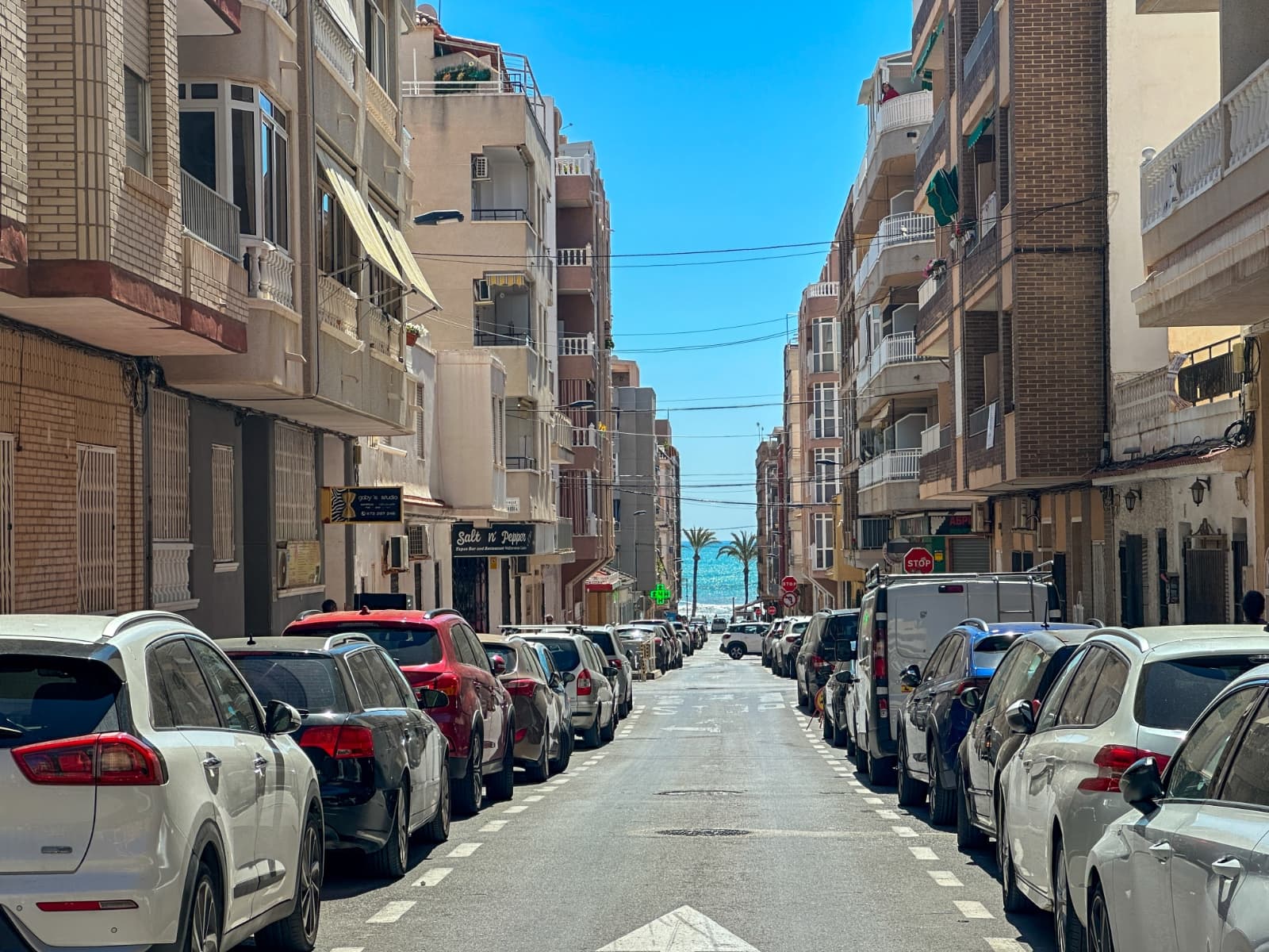 Эта уютная квартира-студия идеально расположена в Торревьехе, всего в 200 метрах от популярного пляжа Плайя-дель-Кура, что делает её отличным вариантом для наслаждения средиземноморским образом жизни. Объект предлагает светлое и открытое жилое пространство, продуманно спроектированное для максимального комфорта и функциональности. Большие окна наполняют помещение естественным светом, создавая тёплую и уютную атмосферу.Студия имеет удобную планировку с объединённой зоной гостиной и спальни, полностью оборудованной кухней и современной ванной комнатой. Независимо от того, ищете ли вы жильё для отдыха, инвестицию для сдачи в аренду или компактный дом у моря, эта квартира предлагает всё необходимое.Расположенная в оживлённом районе, она находится в пешей доступности от множества ресторанов, кафе, магазинов и местных удобств. Пляж находится всего в нескольких минутах ходьбы, где можно загорать, купаться или гулять вдоль набережной.Это отличная возможность приобрести очаровательную недвижимость в одном из самых востребованных прибрежных районов Торревьехи.