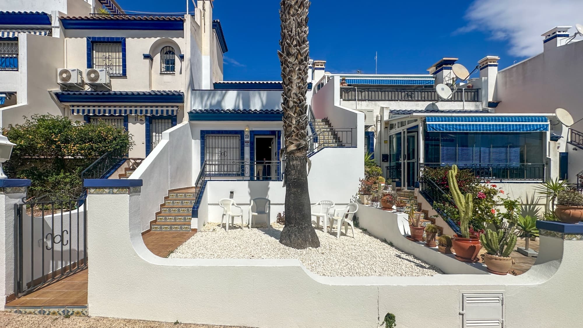 Beautiful semi-detached bungalow located in Orihuela Costa,Villamartín, in the Los Dolses area, Rioja V Residential Complex. A well-established area, just10 minutes by car from the beaches of La Zenia or Cabo Roig. Surrounded by threeprestigious golf courses (Villamartín, Las Ramblas, Campoamor). The areais notable for its proximity to the La Rioja Shopping Centre (which includesa Dialprix supermarket and restaurants), the Villamartín Plaza Shopping Centre,and the Zenia Boulevard Shopping Centre. Excellent access to the N332 highwayand the AP-7 motorway, facilitating access to the Alicante (45 min)and Murcia airports.This two-story semi-detached bungalow features a private front andrear garden and a solarium on the upper floor. Renovated and fully furnished. Readyto move in. It features a living-dining room with a fireplace, a kitchen with a breakfast barwith brand new cabinetry (upper and lower cabinets, granite countertop, stainless steel extractor hood, ceramic hob, oven, and electric water heater), a full bathroom, and two large bedrooms, both with built-in wardrobes. The upper floor, accessed by an external staircase, hasa 36.67 m² solarium, part of which is covered, withlighting and a water connection. It has split-system air conditioning in the living room,ceiling fans in the bedrooms, and central heating with radiatorsand hot water from a gas boiler. Gas service is not currently connected.The complex has well-maintained communal gardens and two swimming pool areasone of which is located in front of the rear of ourbungalow.