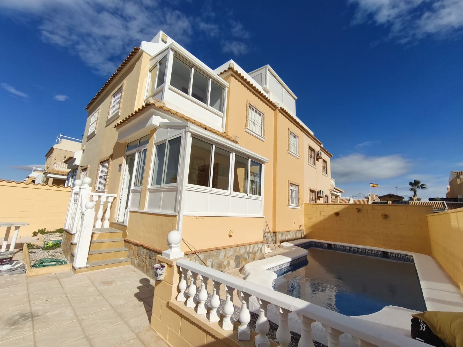 Discover this beautiful attached distributed over two floors plus a solarium, set on a private plot within the well-established Lo Marabú residential area in Ciudad Quesada (Rojales). An ideal location that combines peace and convenience, surrounded by all amenities: supermarkets (ALDI), pharmacies, schools, public transport, and green areas perfect for walking, such as the La Mata Salt Lagoon.Just a 10-minute drive to La Mata beach and 5 minutes from the center of Rojales, with excellent access via the CV-905, connecting easily to both the coast and inland areas.Key features:Fully renovated property, ready to move intoPrivate plot with garden and swimming poolResidential complex with two communal poolsLayout:Ground floor:Access through a cozy glazed entrance hall that provides natural light and comfort. Spacious living-dining room, fully renovated kitchen with brand-new fittings (upper and lower cabinets, elegant black marble countertop, and stainless steel extractor hood), and a full bathroom.First floor:Three bedrooms, with the master bedroom featuring a built-in wardrobe and direct access to a private terrace. Also includes a full bathroom and a glazed terrace overlooking the plot and private pool.Second floor:Magnificent 25 m² outdoor solarium, ideal for enjoying the sun and Mediterranean climate, along with a practical 8 m² glazed tower room offering versatile additional space.A perfect property both as a permanent residence, investment opportunity, or holiday home in one of the most sought-after areas of the Costa Blanca.
