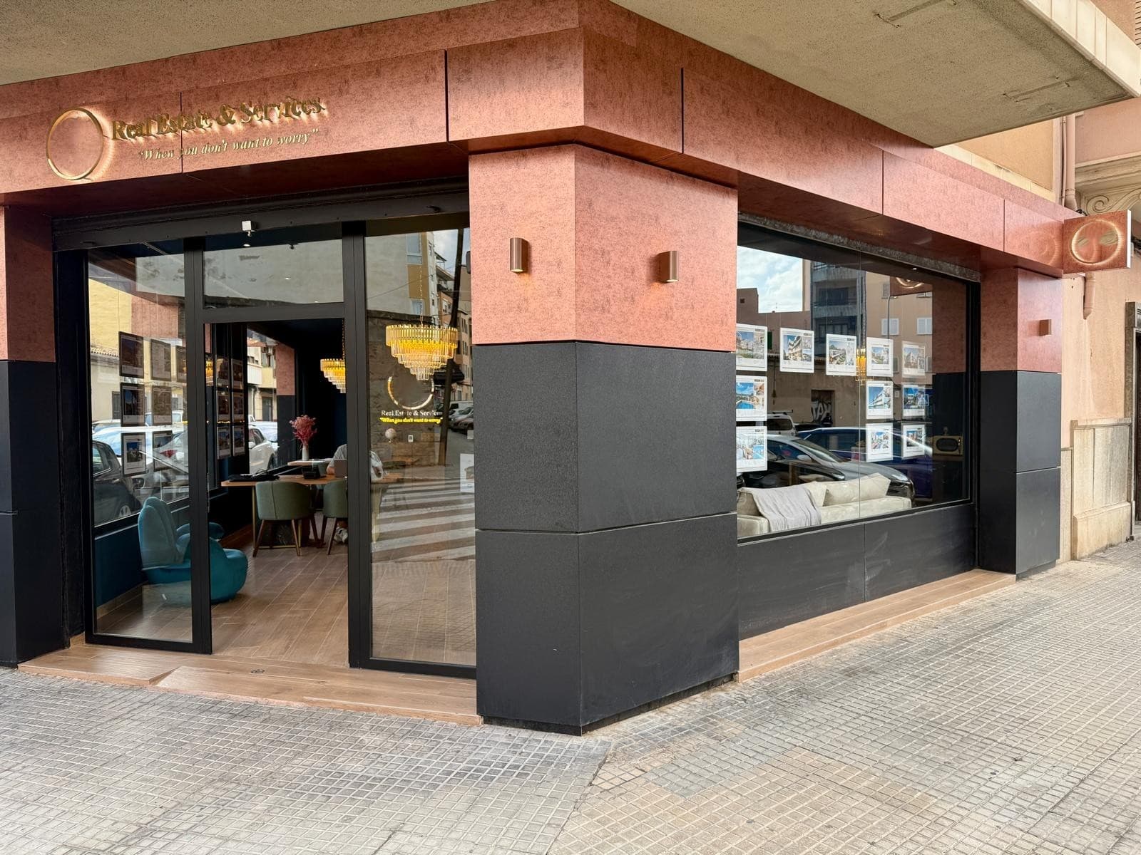 Prime Corner Commercial Unit in Palma – Fully Refurbished with Exceptional VisibilityLocated in the rapidly growing Foners / Nou Llevant area of Palma de Mallorca, this stunning ground-floor commercial unit offers a rare opportunity to secure a premium space just 400 metres from the seafront and the vibrant Portixol Harbour.Positioned on a prominent corner, the property benefits from floor-to-ceiling windows wrapping around the façade, flooding the interior with natural light and providing maximum visibility—ideal for attracting passing foot and vehicle traffic.Recently fully refurbished to a modern, luxury standard, the 90 m² space features a sleek, contemporary interior complemented by a striking new façade. The layout is both functional and versatile, including:A stylish open-plan commercial areaA fully fitted bathroom with showerA dedicated kitchen spaceA storage cupboard / roomCurrently operating as a real estate office, the unit is perfectly suited for a wide range of uses including boutique retail, showroom, professional office, wellness studio, or client-facing business.The location offers excellent connectivity, with quick access to central Palma, main transport routes, and the highway network. Palma de Mallorca Airport is just a short drive away, making it exceptionally convenient for welcoming international clients and customers.Key Highlights:90 m² built areaPrime corner position with extensive glazingFully refurbished to a high-end modern finishNew contemporary façade400 m from the seafront and PortixolExcellent access to Palma centre and motorwayMinutes from the airportA turnkey commercial space in one of Palma’s most up-and-coming districts, offering limitless potential for investors and business owners alike.