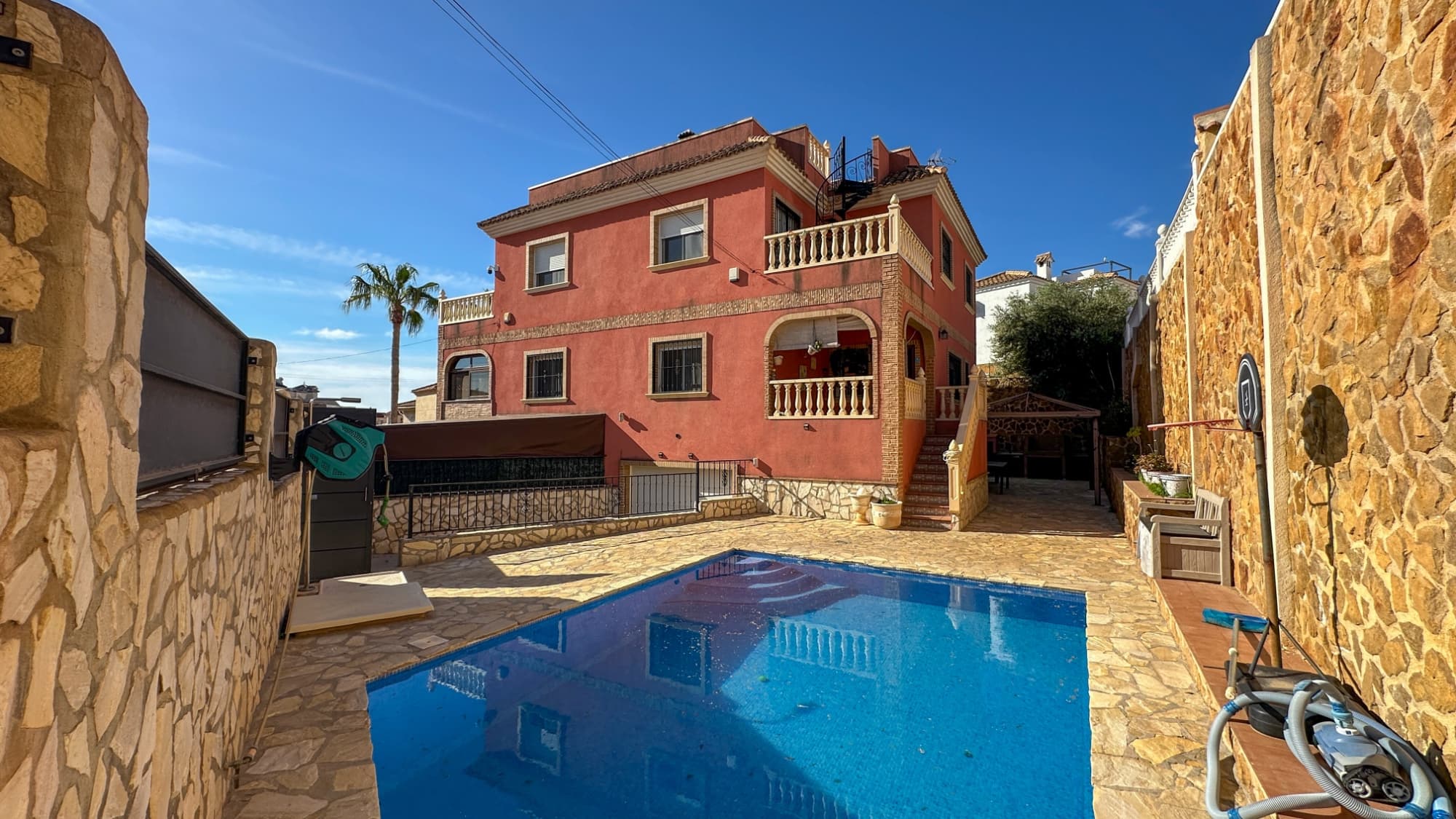 Este adosado, construido en 2007, ofrece una combinación equilibrada de espacio, confort y potencial, lo que lo convierte en una excelente oportunidad tanto como residencia habitual como para uso vacacional. La propiedad dispone de 3 dormitorios y 4 baños distribuidos en 100 m² construidos, sobre una parcela privada de 180 m².En el interior, la vivienda ha sido parcialmente renovada con actualizaciones de buen gusto y estilo moderno, lo que mejora notablemente su atractivo general, al tiempo que deja margen para que el nuevo propietario pueda personalizar ciertos espacios según sus preferencias y estilo.La orientación noreste permite disfrutar de una agradable luz natural durante gran parte del día, evitando el exceso de calor y contribuyendo a un ambiente interior confortable durante todo el año. Además, cuenta con sistema de aire acondicionado y calefacción ya instalados, lo que garantiza comodidad en cualquier estación.En el exterior, la vivienda está pensada para disfrutar del estilo de vida mediterráneo. Dispone de una piscina privada ideal para los meses más cálidos, rodeada de muros altos que aportan gran privacidad y sensación de tranquilidad. También incluye un garaje privado, que ofrece aparcamiento seguro y espacio adicional de almacenamiento.La propiedad se vende totalmente amueblada, lo que permite entrar a vivir de inmediato sin necesidad de inversiones iniciales. Además, no tiene gastos de comunidad, lo que reduce significativamente los costes de mantenimiento.En conjunto, se trata de un adosado versátil y bien distribuido que combina privacidad, espacio exterior y comodidad interior, con el valor añadido de recientes mejoras y el potencial de personalizarlo aún más hasta convertirlo en un hogar completamente a medida.