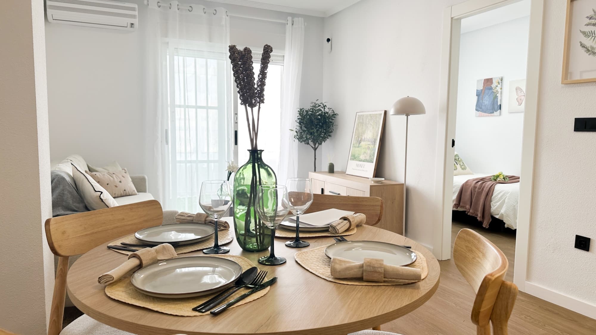 Completamente reformado en 2026, este impresionante apartamento moderno ha sido renovado íntegramente con los más altos estándares, con absolutamente todo nuevo en toda la vivienda. Con una superficie habitable de 68,76 m², la propiedad dispone de 2 dormitorios y 1 baño, combinando confort, estilo y funcionalidad en una ubicación costera privilegiada cerca del mar.El apartamento cuenta con una luminosa cocina de concepto abierto conectada perfectamente con la zona de estar, creando un ambiente espacioso y moderno. Un elegante rincón de café aporta un toque único y acogedor al hogar, perfecto para disfrutar de mañanas relajadas. El balcón orientado al sur ofrece una excelente luz natural durante todo el día y un espacio exterior ideal para disfrutar del clima mediterráneo.Diseñada pensando tanto en la comodidad como en la seguridad, la propiedad dispone de puerta de seguridad reforzada, sistema de cerradura inteligente y cámaras de seguridad. Los residentes también tienen acceso a una hermosa piscina comunitaria.Todos los muebles, electrodomésticos y elementos interiores están incluidos en la venta, lo que convierte esta propiedad en una vivienda llave en mano perfecta para entrar a vivir de inmediato o en una excelente oportunidad de inversión cerca de la costa.