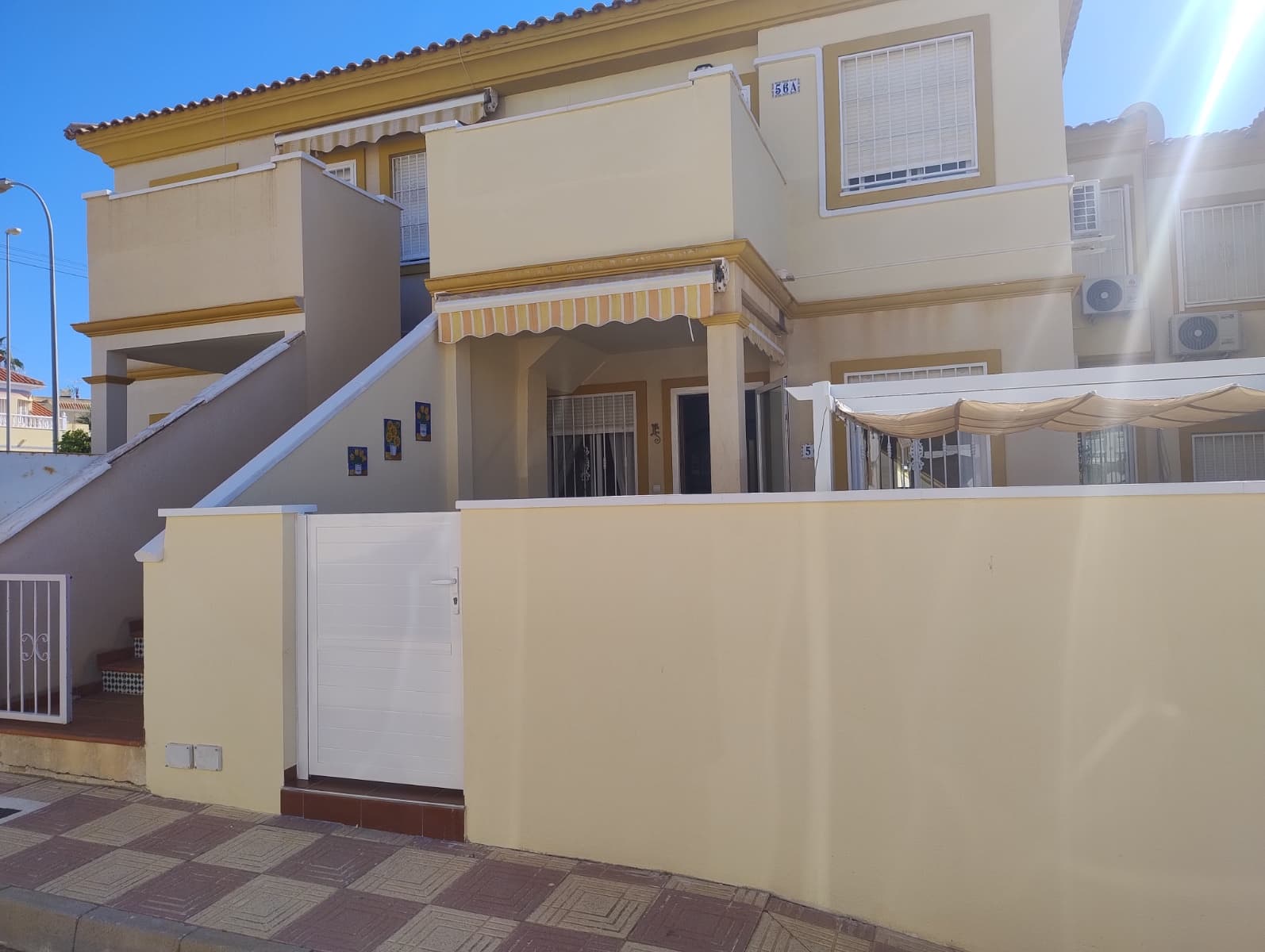 ¿Busca la casa de vacaciones perfecta o una inversión atractiva? Este encantador bungalow en planta baja en Playa Flamenca ofrece todo lo necesario para disfrutar del estilo de vida mediterráneo.​Su nuevo hogar: 50 m² bien distribuidos con 2 dormitorios luminosos y un baño moderno.​Destacado exterior: Disfrute de la brisa marina en su amplia terraza/patio de 25 m², ideal para barbacoas o cafés relajados por la mañana.​Comodidad: La propiedad se vende completamente amueblada y cuenta con aire acondicionado. ¡Lista para entrar a vivir o para alquilar desde el primer día!​Ubicación: ¡Cerca de todo! A pocos minutos de instalaciones deportivas, el popular centro comercial "La Zenia Boulevard" y las maravillosas playas de Orihuela Costa.​Disfrute de una urbanización muy cuidada con piscina comunitaria. Una verdadera joya a un precio justo. ¡Reserve su visita hoy mismo!Busca la casa de vacaciones perfecta o una inversión atractiva? Este encantador bungalow en planta baja en Playa Flamenca ofrece todo lo necesario para disfrutar del estilo de vida mediterráneo.Su nuevo hogar: 50 m² bien distribuidos con 2 dormitorios luminosos y un baño moderno.Destacado exterior: Disfrute de la brisa marina en su amplia terraza/patio de 25 m², ideal para barbacoas o cafés relajados por la mañana.Comodidad: La propiedad se vende completamente amueblada y cuenta con aire acondicionado. ¡Lista para entrar a vivir o para alquilar desde el primer día!Ubicación: ¡Cerca de todo! A pocos minutos de instalaciones deportivas, el popular centro comercial "La Zenia Boulevard" y las maravillosas playas de Orihuela Costa.Disfrute de una urbanización muy cuidada con piscina comunitaria. Una verdadera joya a un precio justo. ¡Reserve su visita hoy mismo!