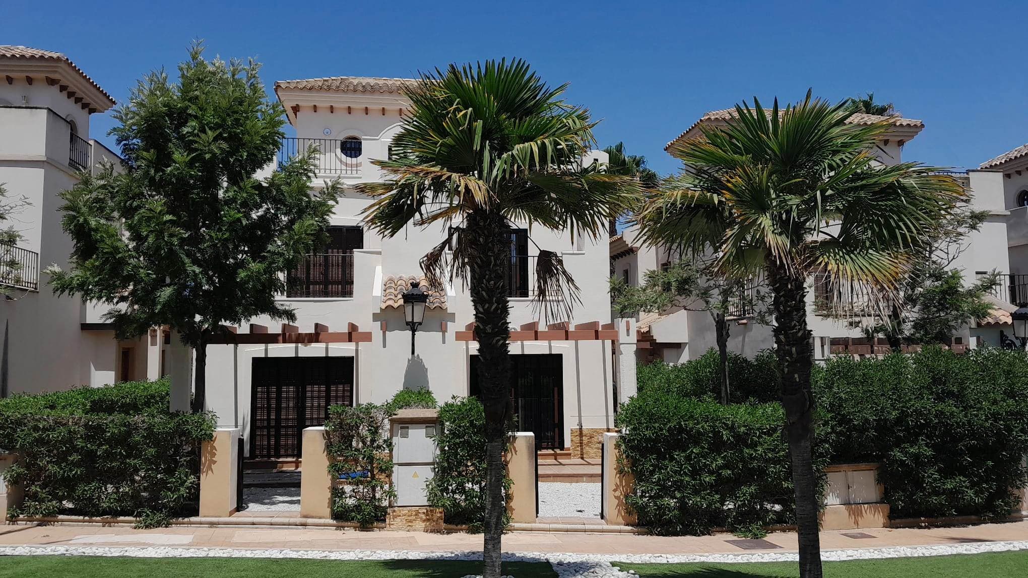 We present this beautiful south facing “Ready to move in 100m² semi-detached Villa with 3 bedrooms, 2 bathrooms located in an exclusive well-maintained gated community in La Finca Golf course, Algorfa!Upon arrival, you are greeted by a well-kept garden with parking space, while at the rear you will find a charming porch with barbecue that connects directly to the living room, perfect for enjoying with family and friends. On the ground floor, the house has a spacious living room with fireplace, a bedroom with built-in wardrobe, a toilet with shower and a fully equipped kitchen with a utility room. On the first floor, two bedrooms with built-in wardrobes await you, one with a balcony, the other a terrace with golf course views, and a bathroom with bathtub. The top floor, with a 21m2 private solarium offers fantastic unobstructed Golf, mountain and orange plantations views around Orihuela! This lovely property is sold partly furnished and the urbanisation benefits from a lovely communal pool and garden. The beautiful beaches of Guardamar, Torrevieja and Orihuela Costa are approximately 20 minutes away and just a 5-minute drive to Quesada and Benijófar. A 20min car journey will take you to Alicante airport, to the shopping centre "Habaneras" in Torrevieja and to "Zenia Boulevard" shopping center in Orihuela Costa, which is the largest in the Alicante province with over 150 shops, bars and restaurants!