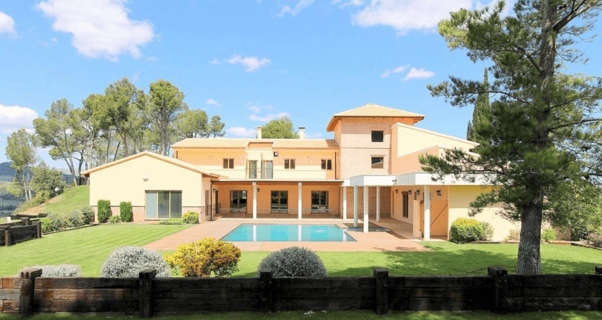 This luxury estate has a construction area of 1,586 m2 and a fenced plot of 22,420 m2, within an area of 220,000 m2. The Finca / Villa is situated in a rural setting, the privilege, only 35 minutes from the beaches. Perfect for a kind of yoga retreat: health. Currently there are 6 bedrooms, 8 bathrooms, a large garage for several cars, a large terrace, a guest house, a storage room, a spectacular swimming pool and a garden, plus a tennis court. The house is spread over two floors fully equipped and with the possibility of extension of the corresponding buildings, ideal to turn into an exclusive country hotel. The garage can accommodate about 10 cars. It would also become a centre of health / well-being. There is a large modern kitchen-luxury rooms and bathrooms, all made of high quality materials, with air conditioning and a great swimming pool with stunning views. The property is in the process of obtaining the permits needed to become a rural hotel. It can also be adapted to offer various additional services such as a spa or wellness centre, entertainment, weddings, business meetings or other events. In addition, it can be expanded with additional 10 rooms, for a total of 17 rooms. There is currently a production of olive trees on the property for additional income.