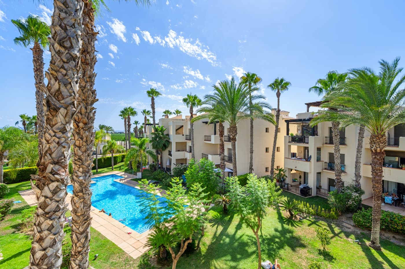Move-in ready and refreshed apartment in the exclusive Roda Golf & Beach Resort, located in the sought-after Phase 1.This stylish property has recently been fully prepared for immediate use. Thanks to its southwest orientation, you can enjoy the sun on the terrace until the evening, with beautiful views over the landscaped gardens and one of the five swimming pools. From the terrace, a staircase leads to the spacious rooftop solarium, where you can enjoy stunning panoramic views.

The apartment offers two bedrooms and two bathrooms, one of which is ensuite, and is sold fully furnished and equipped. The open-plan kitchen is fully fitted, and the entire property has been finished with great care and taste. Comfort is guaranteed with a lift and a private parking space in the underground secured garage, where you will also find a spacious storage room.

Roda Golf & Beach Resort is a gated community with permanent security (24/7), ensuring peace and comfort. In Phase 1, you will find five swimming pools, beautifully maintained green areas, and an 18-hole golf course. The charming clubhouse is within walking distance and serves as the vibrant heart of the resort.

The location is ideal: just 500 meters from the authentic village of Roda, which has a small supermarket, cozy restaurants, and a hairdresser. Larger supermarkets are 1.5 km away, and the wide sandy beaches of Los Alcázares are just 3 km from the resort.