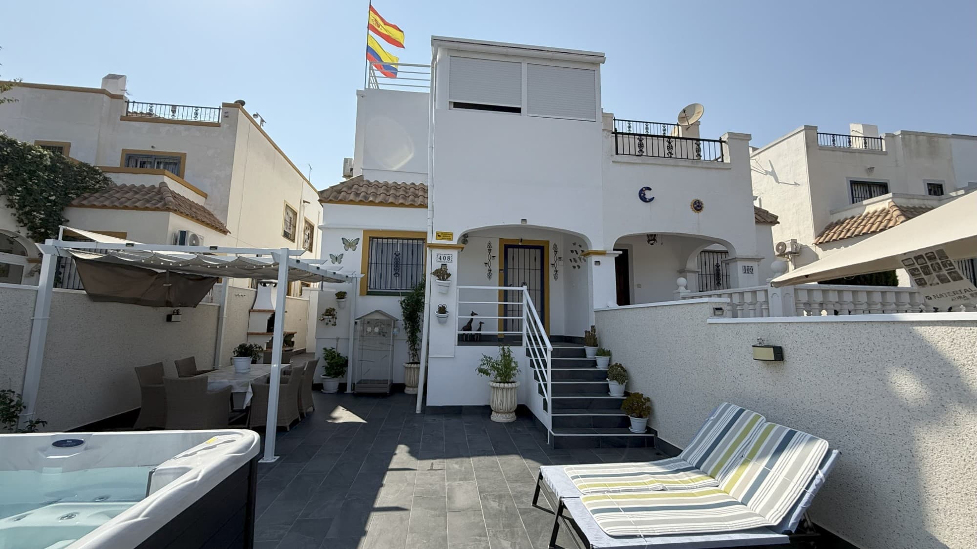 Just a few minutes’ walk from La Zenia Boulevard shopping centre and the coast, this stunning quad house, completely renovated in 2024, combines comfort and style in an unbeatable location.

The ground floor features a spacious and inviting living room, a brand-new kitchen fitted with all appliances and ample storage space, as well as a guest bathroom with toilet. On the first floor, there is one bedroom with fitted wardrobes and a large master bedroom with adjoining dressing room and office space. The main bathroom includes a double sink, toilet and modern walk-in shower.

The solarium offers beautiful sea views and is equipped with solar panels. Outdoors, you will find a private parking space within the gated plot (not on the street), a generous terrace with built-in barbecue and a storage room.

The urbanisation is very well maintained and offers residents a large communal swimming pool and a tennis court, making it a perfect setting for both living and holidays.