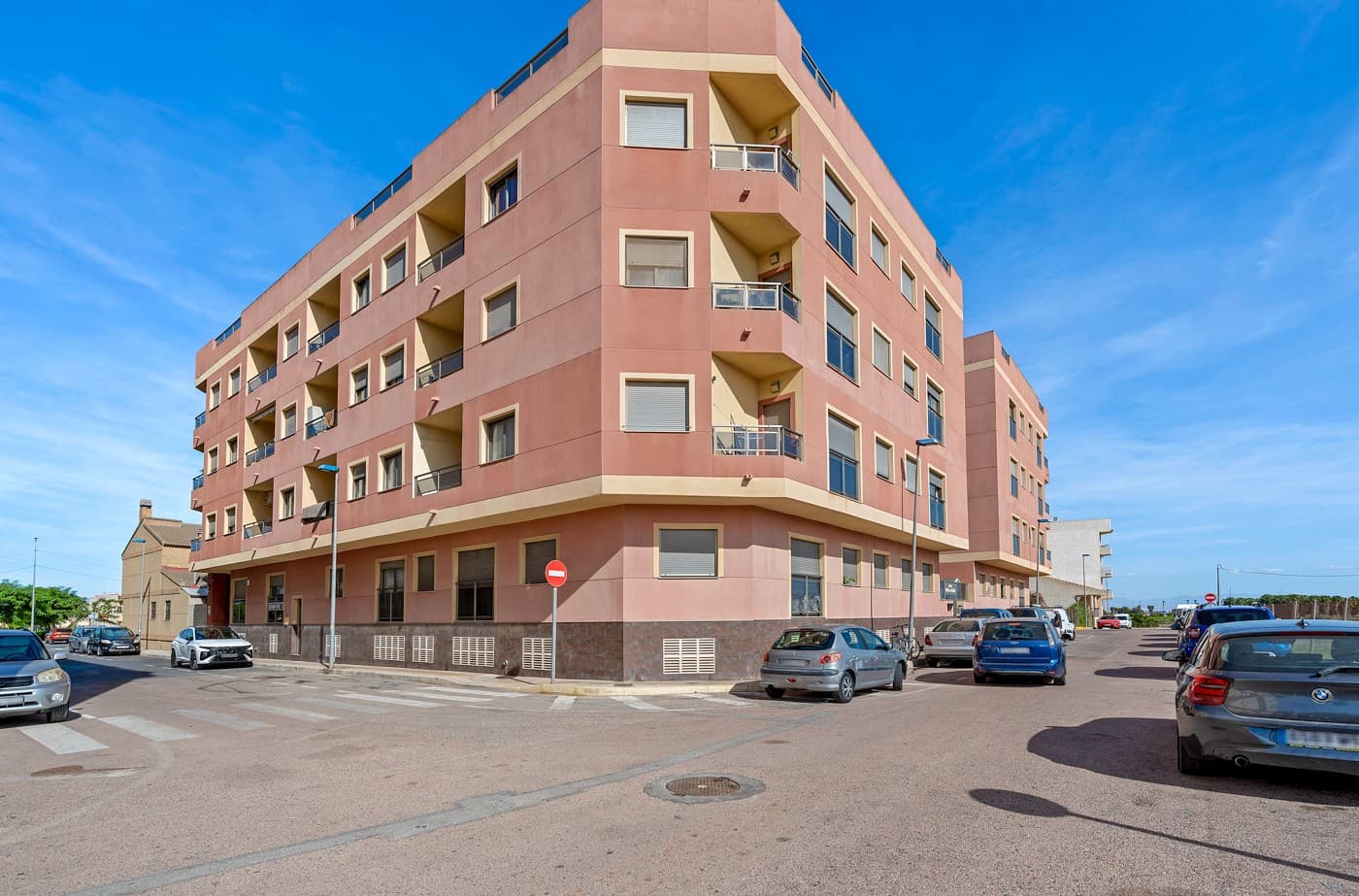This apartment is located in Formentera del Segura, just a 15-minute drive from the beaches of Guardamar del Segura and approximately 35 minutes from Alicante airport. The lively town of Benijófar, with numerous entertainment options, is just a short walk away.

The apartment is sold unfurnished and features a living area with open kitchen, two bedrooms, and a bathroom with shower and toilet. The rooftop offers a swimming pool, gym, and sauna, perfect for relaxation and fitness.

Included in the price are an underground parking space and a storage room, making this an exceptional opportunity for both living and investment on the Costa Blanca.