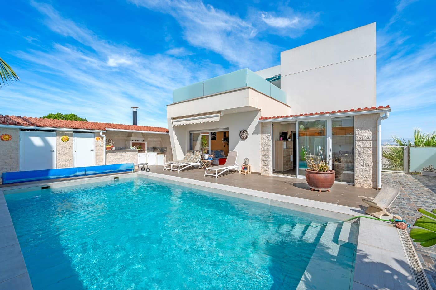 This impressive villa in Benijófar combines luxurious living with practical possibilities. The top floor features a very spacious master bedroom, a large dressing room, and a generous bathroom. The bedroom opens onto an extensive terrace, perfect for sunbathing or enjoying the views.

The ground floor is currently set up as a practice area, with one large main room and two adjoining treatment rooms. In addition, there is a laundry room, a large storage area, and a separate room for the boiler and heating system, offering versatile functionality.

On the first floor is the spacious living area with open kitchen, fully equipped with Miele appliances and finished to a high standard. This floor also includes a large bedroom with an ensuite bathroom and a separate toilet, with direct access to a terrace. Large sliding doors from the living room lead to the private pool and sunny terrace, seamlessly connecting indoor and outdoor spaces. A bright and spacious office is also available.

Outside, next to the pool, there is a poolhouse with storage, a separate toilet and shower, and a covered outdoor kitchen/bar, perfect for entertaining or relaxing in the sun.

This villa offers the perfect combination of luxury, comfort, and functionality – ideal for those seeking a high-end home with both private living space and a fully equipped practice area.