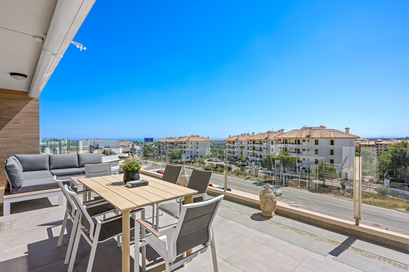 Discover this beautiful penthouse in a recent new-build development located in the sought-after area of Campoamor, Orihuela Costa, specifically close to Villamartín. This privileged location is surrounded by three excellent golf courses (Villamartín, Las Ramblas and Campoamor) and offers stunning distant sea views, while shops, restaurants and all amenities are within walking distance.The penthouse enjoys sunshine all day long and features a very spacious terrace, ideal for making the most of outdoor living and the views. In addition, there is a private solarium where you can relax in peace with panoramic views, even of the sea.The property is sold fully furnished and finished to high quality standards, including air conditioning and underfloor heating in the bathrooms. It also includes a private underground parking space and a practical storage room.The residential complex offers a beautiful communal garden with palm trees and various plants, as well as a swimming pool and jacuzzi—perfect for relaxing in a pleasant and green environment.Thanks to its excellent location, you are only 10 minutes away from the beautiful beaches of Campoamor and Cabo Roig, and close to the popular Zenia Boulevard shopping centre. Alicante and Murcia airports are easily accessible within approximately 45 minutes.This penthouse is the ideal investment, both for holidays and permanent living, where comfort, luxury and location come together perfectly.