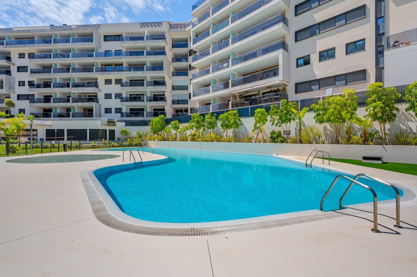 EXCLUSIVE GROUND FLOOR APARTMENT WITH SPACIOUS GARDEN IN SEAGARDENS – CAMPOAMORLocated in the stylish and modern Seagardens urbanisation in Campoamor, this exceptional ground floor apartment offers a perfect blend of luxury, comfort, and accessibility.With a living area of approximately 85 m² and an impressive 62 m² of outdoor space (garden and terrace), you can fully enjoy the Mediterranean lifestyle. Thanks to its south-facing orientation and open views of the swimming pool, this is the perfect place to relax.LAYOUT AND KEY FEATURES:3 bedrooms2 modern bathroomsMaster bedroom with walk-in dressingBright living area with open-plan kitchenFully equipped kitchen including wine coolerSouth-facing terrace and garden with pool viewsFully furnished and ready to move inCOMFORT, TECHNOLOGY AND ACCESSIBILITY:Fully wheelchair accessible (ground floor, wide passages, easy access)Private separate entrance for added privacyElectric shuttersAirzone system for individual climate control per roomAutomatic garden irrigation system (app-controlled)Indoor and outdoor security cameras (remote control via app)URBANISATION AND LOCATION:Seagardens is known for its contemporary architecture and extensive communal facilities, including swimming pools, wellness, fitness, and relaxation areas.Short-term rentals are allowed by the owners’ association, making this property an excellent investment opportunity.Located in exclusive Campoamor, within walking distance of the beach, nature, and all amenities, this property offers the perfect balance of tranquillity, luxury, and accessibility.A unique opportunity for those seeking a turnkey, wheelchair-friendly apartment with high-end finishes and exceptional outdoor space on the Costa Blanca.