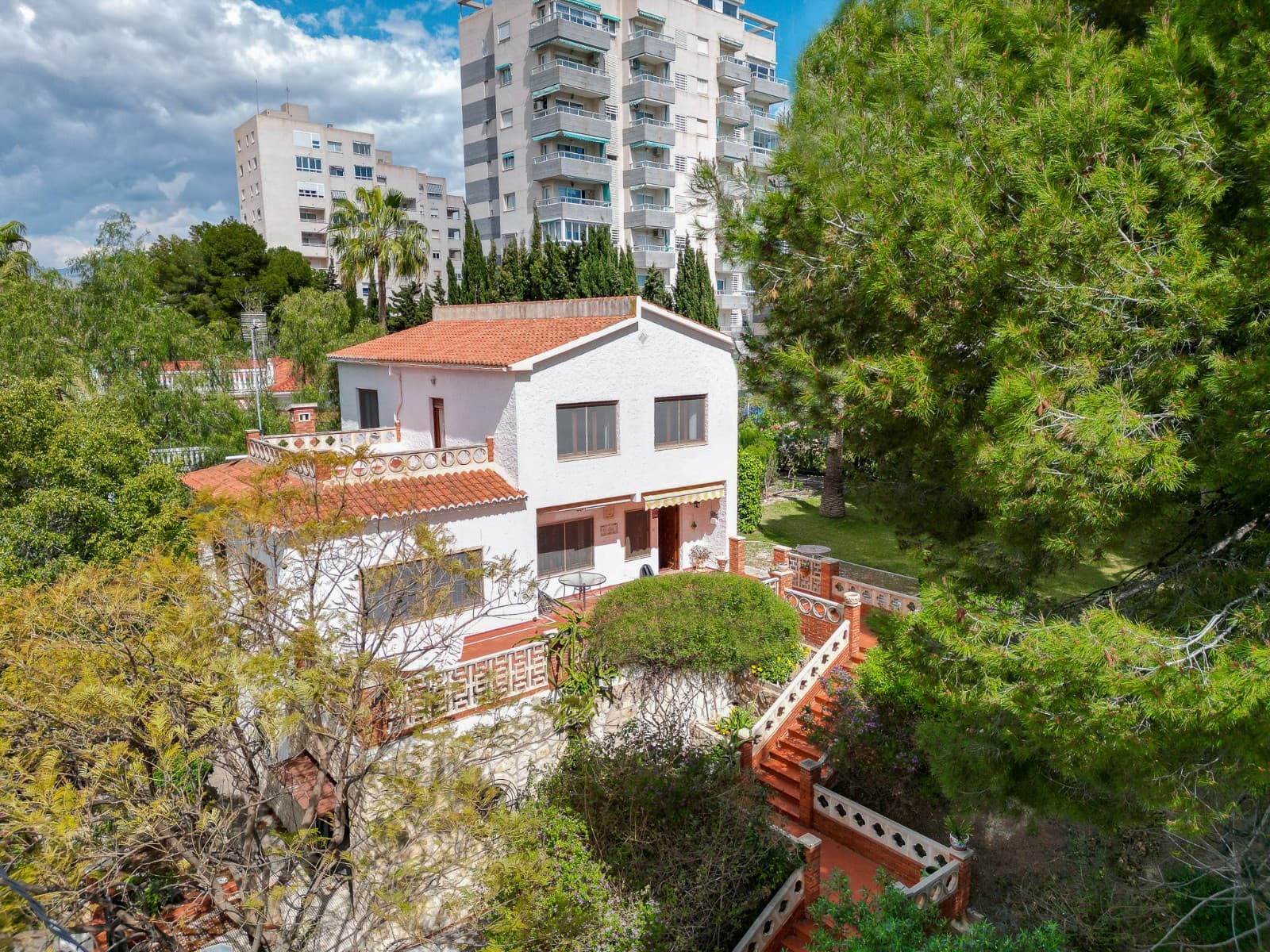 Villa in Second Line of Muchavista Beach, El Campello – Space, Garden, and Unique PotentialIf you are looking for a spacious home in a prime location with multiple customization possibilities, this villa in Muchavista, El Campello, is an exceptional opportunity. With a 1,500 m² plot and 382 m² of built space, this property stands out for its large multi-level garden, generous spaces, and unbeatable location, just a few steps from the sea.Prime LocationLocated on the second line of the beach, this villa allows you to enjoy the tranquility and charm of the Mediterranean, with Muchavista Beach just meters away. This area of El Campello, Alicante, is one of the most sought-after due to its excellent quality of life, access to all services, and quick connections to Alicante and other towns along the Costa Blanca.Space, Comfort, and Functional LayoutBuilt in the 1980s, this villa features a solid and versatile design, ideal for updating to your taste. Its layout includes:✔ 4 spacious bedrooms, perfect for families or those needing extra space for an office or entertainment area.✔ 3 full bathrooms and 1 guest toilet, ensuring daily comfort.✔ Large independent kitchen with pantry, providing extra storage and functionality for cooking enthusiasts.✔ Bright and spacious living room, with direct access to the outdoor areas.✔ Balcony with open views, perfect for enjoying the Mediterranean climate.Outdoor Areas and Additional SpacesThe 1,500 m² plot features multiple garden levels, offering separate spaces for relaxation, leisure, or even the construction of a private pool. Additionally, the villa includes:✔ Garage with capacity for at least 3 cars, a rare and valuable feature in this area.✔ Garden with great potential, ideal for designing a personalized outdoor space with green areas, terraces, or even a barbecue area.A Unique Investment OpportunityThis villa not only offers a prime location and generous spaces but also the possibility to renovate and adapt it to your lifestyle. Whether as a permanent residence, vacation home, or real estate investment, it is a one-of-a-kind opportunity in one of the best areas of the Costa Blanca.Contact us today for more information or to schedule a visit. Don't miss out on this opportunity!