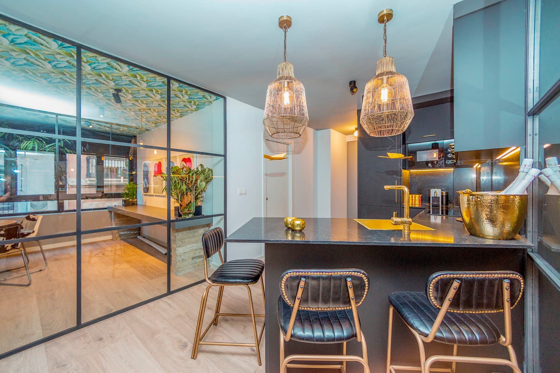 Элитный офис на продажу в центре Аликанте – Calle de las SetasЭксклюзивный высококлассный офис, расположенный на Calle de las Setas (Calle San Francisco), одной из самых знаковых и востребованных улиц в центре Аликанте. Уникальное профессиональное пространство, созданное для компаний и специалистов, которые ищут престижный адрес, сильный корпоративный имидж и элегантную, функциональную рабочую среду.Офис находится на представительной антресольной этажности и сочетает в себе современный дизайн, простор и большое количество естественного света, создавая атмосферу престижа, уверенности и деловой репутации. Объект был полностью реконструирован в 2018 году с использованием тщательно подобранных материалов и продуманной архитектуры интерьера. Здание, построенное в 1969 году, сохраняет свой первоначальный характер, адаптированный под современные требования.Планировка разработана для максимальной операционной эффективности и представительности:• Просторное открытое пространство, идеально подходящее для зоны ресепшн, основной рабочей зоны, креативной студии или корпоративного шоурума• Элегантная застеклённая переговорная комната, обеспечивающая приватность без потери естественного света• Отдельный кабинет с ванной комнатой, идеально подходящий для руководителя или консультационного офиса• Полностью оборудованная дизайнерская кухня• Вторая полноценная ванная комнатаБольшие окна обеспечивают обилие естественного света и приятные виды на Calle San Francisco и Calle Barón de Finestrat, создавая вдохновляющую рабочую атмосферу в самом сердце Аликанте.Непревзойденное центральное расположение: рядом находятся магазины высокого класса, рестораны, сервисные зоны, культурные объекты и отличные транспортные связи, что делает этот офис стратегическим адресом для компаний, которые ищут видимость, доступность и престиж.Уникальный офис в Аликанте, идеально подходящий для бутиковых агентств, профессиональных компаний, креативных студий, консалтинговых фирм или компаний, желающих разместить свою штаб-квартиру в премиальном месте, укрепляя бренд и корпоративный имидж.Цена продажи: 399.000 €