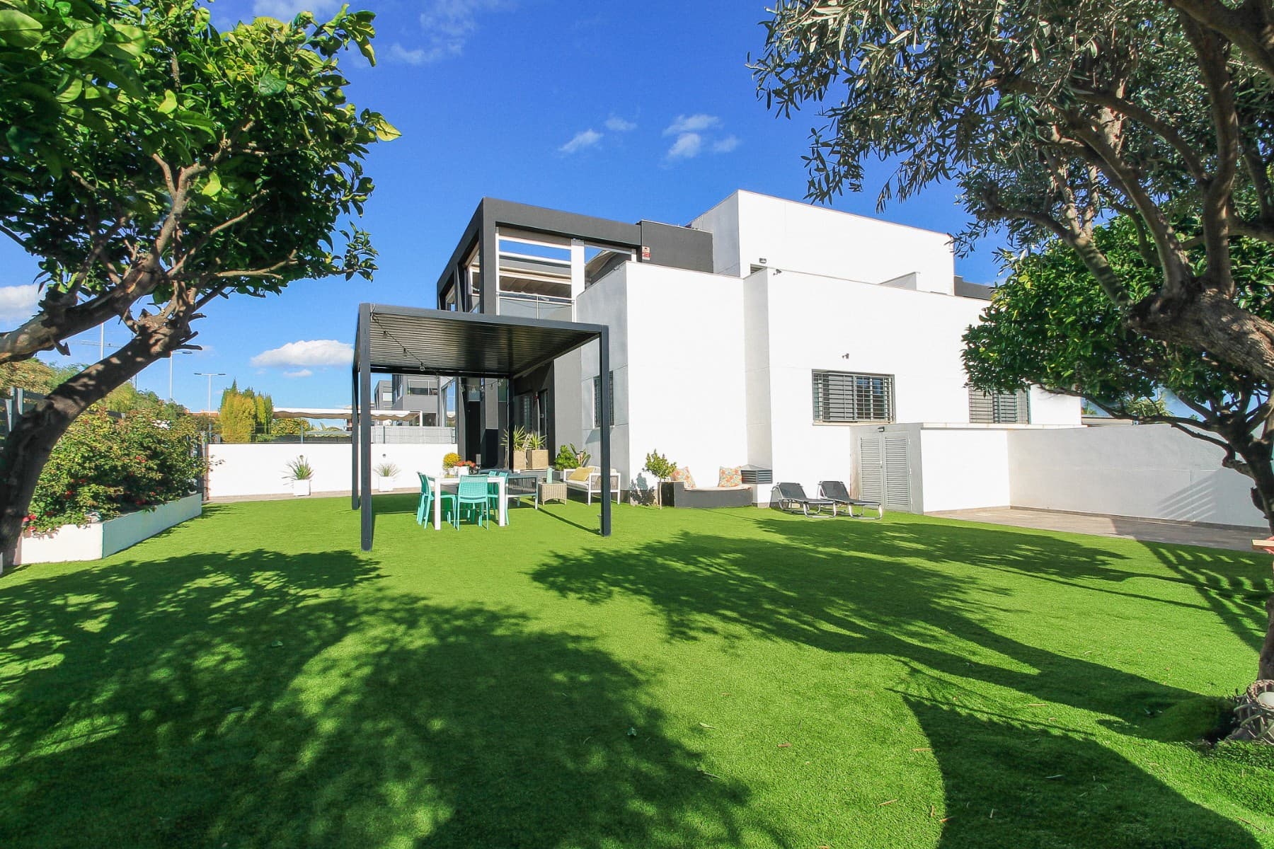 We are pleased to present this exclusive corner townhouse for sale in Koma Resort, Torrevieja, located in a well-maintained and peaceful residential complex, ideal for those seeking quality of life, comfort and an excellent location on the Costa Blanca.Thanks to its corner position, this property enjoys a significantly larger garden plot than the rest of the townhouses in the community, becoming a true oasis of tranquillity. The garden, fully covered with artificial grass, offers a practical, aesthetic and low-maintenance outdoor space, perfect for relaxing, enjoying the sun or sharing moments outdoors.Built in 2014 and in almost new condition, the property is distributed over two floors and stands out for its excellent state of preservation and brightness.On the main floor, we find a pleasant living-dining room, a functional kitchen, a full bathroom and one of the bedrooms, providing great comfort and versatility, especially for those who prefer to avoid stairs or wish to have a bedroom on the ground floor. In addition, there is the possibility of creating a third bedroom on this level, adapting the space to the needs of the new owner.The upper floor houses the second bedroom, very bright and offering excellent privacy. The master bedroom features an en-suite bathroom, ensuring comfort and practicality in everyday life.The residential complex offers a communal swimming pool, perfect for cooling off during the warmer months and enjoying the Mediterranean climate.The location is excellent: just 1 minute from the school, ideal for families, less than 10 minutes’ walk to shops, restaurants and all services, and approximately 10 minutes on foot to Playa de Los Locos, one of the most popular and appreciated beaches in Torrevieja. A rare combination that allows you to live peacefully without giving up proximity to the sea and everyday convenience.This corner townhouse in Koma Resort, Torrevieja is ideal as a permanent residence, holiday home or investment, thanks to its impeccable condition, spacious outdoor area, expansion potential and strategic location near the beach.