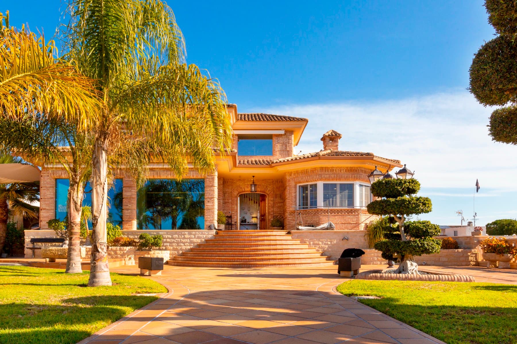 Luxury villa in San Vicente, Alicante - Los GirasolesThe chalet is located less than 10 minutes from the center of San Vicente and less than 20 minutes from the center of Alicante.The chalet was built in 2020 and is located on a 1050m2 plot distributed as follows:- 170m2 basement: The basement consists of a garage for at least 4 cars, a gym area, a sauna, a work area and a dressing room.- 152m2 ground floor: The ground floor consists of an entrance hall, kitchen, living room, 2 bedrooms and 2 bathrooms.- First floor 45m2: The first floor is distributed in 2 bedrooms, 1 study and a bathroom.As for the outdoor areas, the villa has a spectacular swimming pool with an infinity edge, a garden area and a large terrace. It also has a 2-storey annex in which there is a living room with barbecue, a games room and a toilet.The house has an extensive memory of qualities, to highlight:- The whole house has automatic irrigation by means of sprinklers and the pool has a saline system.- Regarding electricity, all the rooms have top quality mechanisms and the outdoor area of the garden is equipped with waterproof sockets, as well as lighting throughout the plot to illuminate all spaces at night.- The chalet has a natural gas installation as energy for heating and domestic hot water. It also has an installation of solar panels with an accumulator tank for the AC's and heating equipment, thus providing a great reduction in consumption. The installation is centralized by ducts and has the airzone system which allows to regulate the temperature in each room independently.For more information contact us.