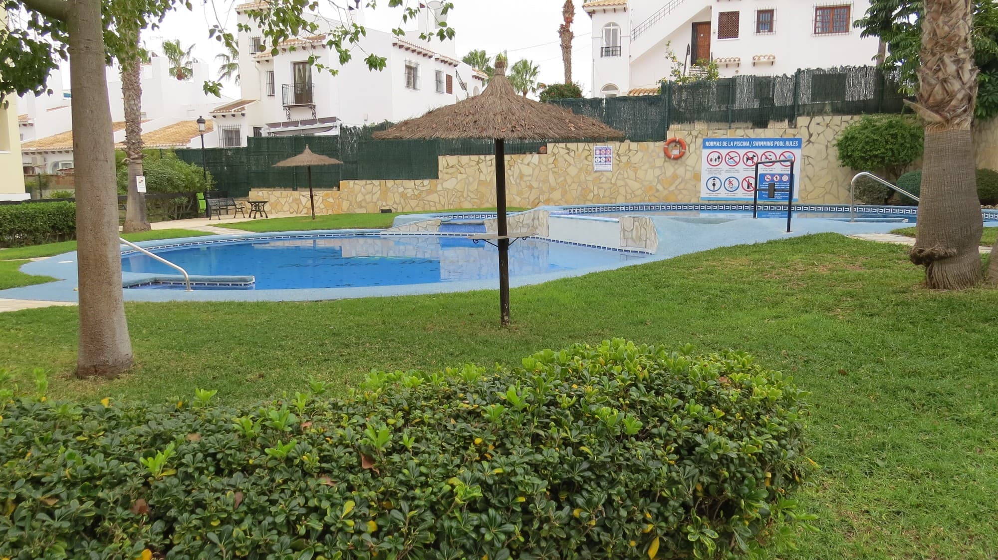 This well-maintained cosy flat is located in the sought-after Villamartin, Orihuela Costa south of the Costa Blanca south.

Orihuela Costa is known for its central location, surrounded by golf courses, beautiful sandy beaches, nature reserves and many other nice towns that are definitely worth a visit. By itself, this neighbourhood really has everything you need for the perfect holiday or permanent residence. Shops, bars, restaurants, specialty shops, La Zenia Boulevard shopping centre and so much more all within easy reach!



The urbanisation in which the apartment is located is a well-maintained urbanisation with pleasant green areas, a nice sunbathing area with spacious communal pool and a GYM.

(The entire urbanisation was only completely repainted at the end of 2024)



The flat itself is on the first floor, accessible by stairs or lift. Upon entering, you are welcomed by a spacious living/living room with open-plan kitchen. From the living space, you have access to the cosy terrace with views over the surrounding area, the golf course and, in the distance, the sea.

Back through the living space you find the night hall which has 2 double bedrooms on the left, a family bathroom on the right and at the end the master bedroom with en-suite bathroom.



As extras, this property has, air conditioning (hot/cold) in the living space and master bedroom, shutters and is being sold furnished.



Don't hesitate and book a viewing soon!



 Suma: 177 euros/year

Community fees: 710 euros/year