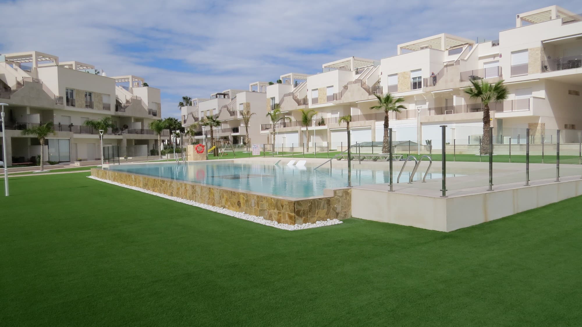 Este apartamento de reciente construcción está situado en el tranquilo barrio de El Raso, que forma parte de la popular localidad costera de Guardamar del Segura. El animado centro cuenta con numerosas instalaciones, como tiendas, restaurantes, bares, tiendas especializadas y un hermoso parque natural con una ruta de senderismo que conduce al encantador puerto. Este agradable centro también ofrece una hermosa playa de arena.

Su ubicación central significa que no está lejos de muchas otras ciudades encantadoras, campos de golf, centros comerciales y mucho más. Es la combinación perfecta para unas maravillosas vacaciones soleadas o un hogar permanente.



La urbanización donde se encuentra el apartamento se construyó hace poco y es un lugar ideal para relajarse y descansar. También cuenta con numerosos extras que le darán una verdadera sensación de lujo.

El apartamento en sí está en la primera planta y se puede acceder a él por las escaleras o por el ascensor. Al entrar, le da la bienvenida un amplio salón con cocina abierta. Desde el salón, tiene acceso a la acogedora terraza con vistas al jardín comunitario de la urbanización.

Además, encontrará el dormitorio principal con baño en suite y acceso a la terraza, un baño familiar, un segundo dormitorio y un pequeño trastero/lavadero.



Esta casa tiene aire acondicionado (frío/calor), persianas eléctricas, interfono, toldo eléctrico, cámaras de vigilancia en toda la urbanización y se vende parcialmente amueblada.



¡No lo dude y reserve una visita rápidamente!



Suma: (por asignar)

Gastos de comunidad: 900 euros/año