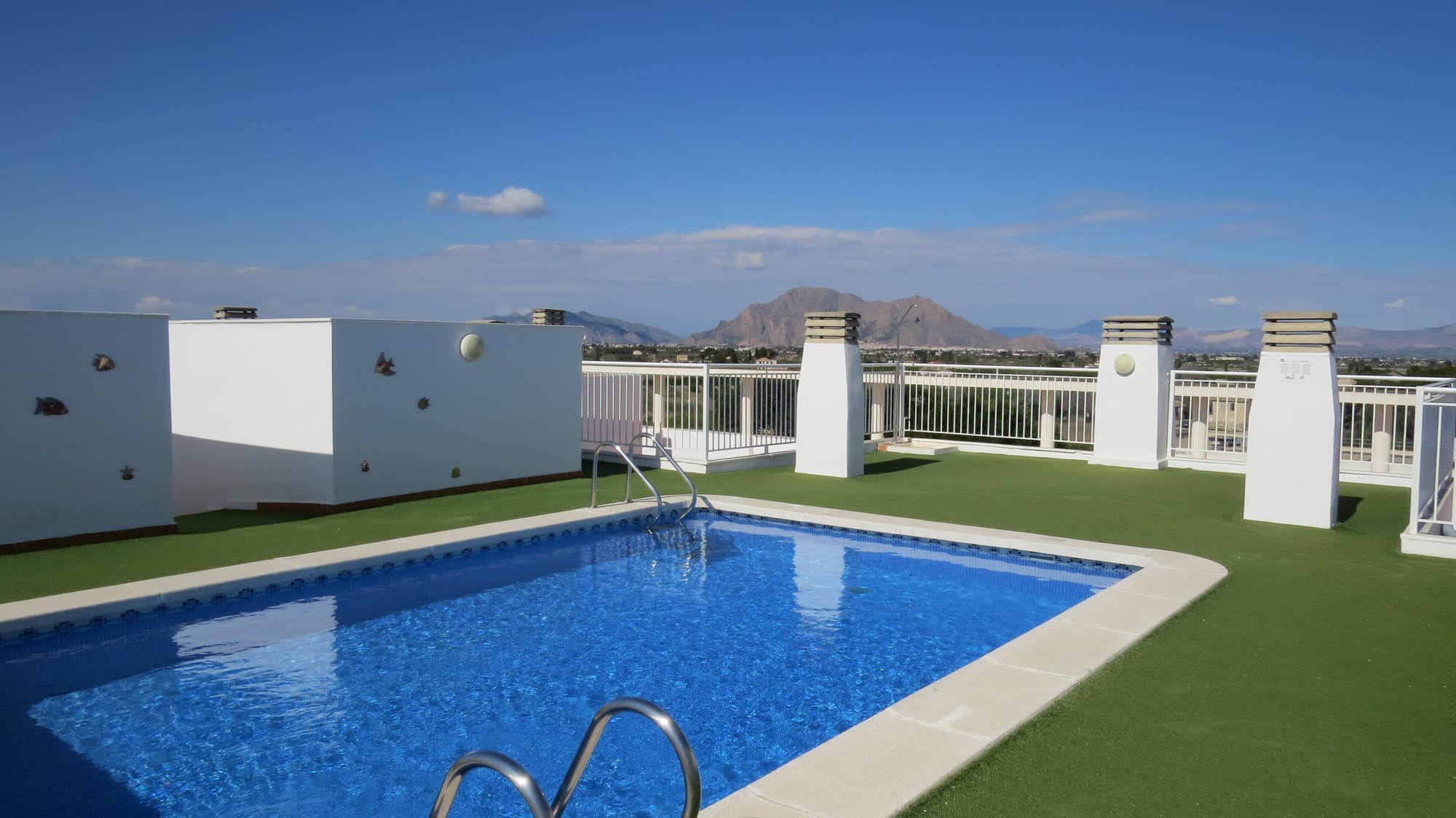 Almoradí es una encantadora ciudad en el corazón de la Costa Blanca Sur, a solo 16 km de las hermosas playas de arena que ofrece esta región. El centro de la ciudad tiene una agradable mezcla de culturas y todo lo que necesita para su vida diaria. Hay una amplia variedad de tiendas, comercios especializados, restaurantes, bares y mucho más.

Su ubicación central significa que está cerca de otras ciudades encantadoras, campos de golf, centros comerciales, reservas naturales y lugares de interés.



El apartamento tiene una acogedora sala de estar, cocina independiente, un dormitorio principal con baño en suite, un segundo dormitorio y un baño familiar, y una preciosa terraza con vistas a las montañas. La urbanización cuenta con un gran solárium comunitario con piscina y zona para tomar el sol. El apartamento también tiene un trastero.

Esta casa tiene aire acondicionado (frío/calor), persianas, portero automático y se vende amueblada. ¡No lo dude y reserve una visita pronto! Suma: 173 euros/año. Gastos de comunidad: 5 euros/mes.



Esta vivienda tiene aire acondicionado (frío/calor), persianas, portero automático y se vende amueblada.



¡No lo dude y reserve una visita pronto!



Suma: 173 euros/año

Gastos de comunidad: 564 euros/año