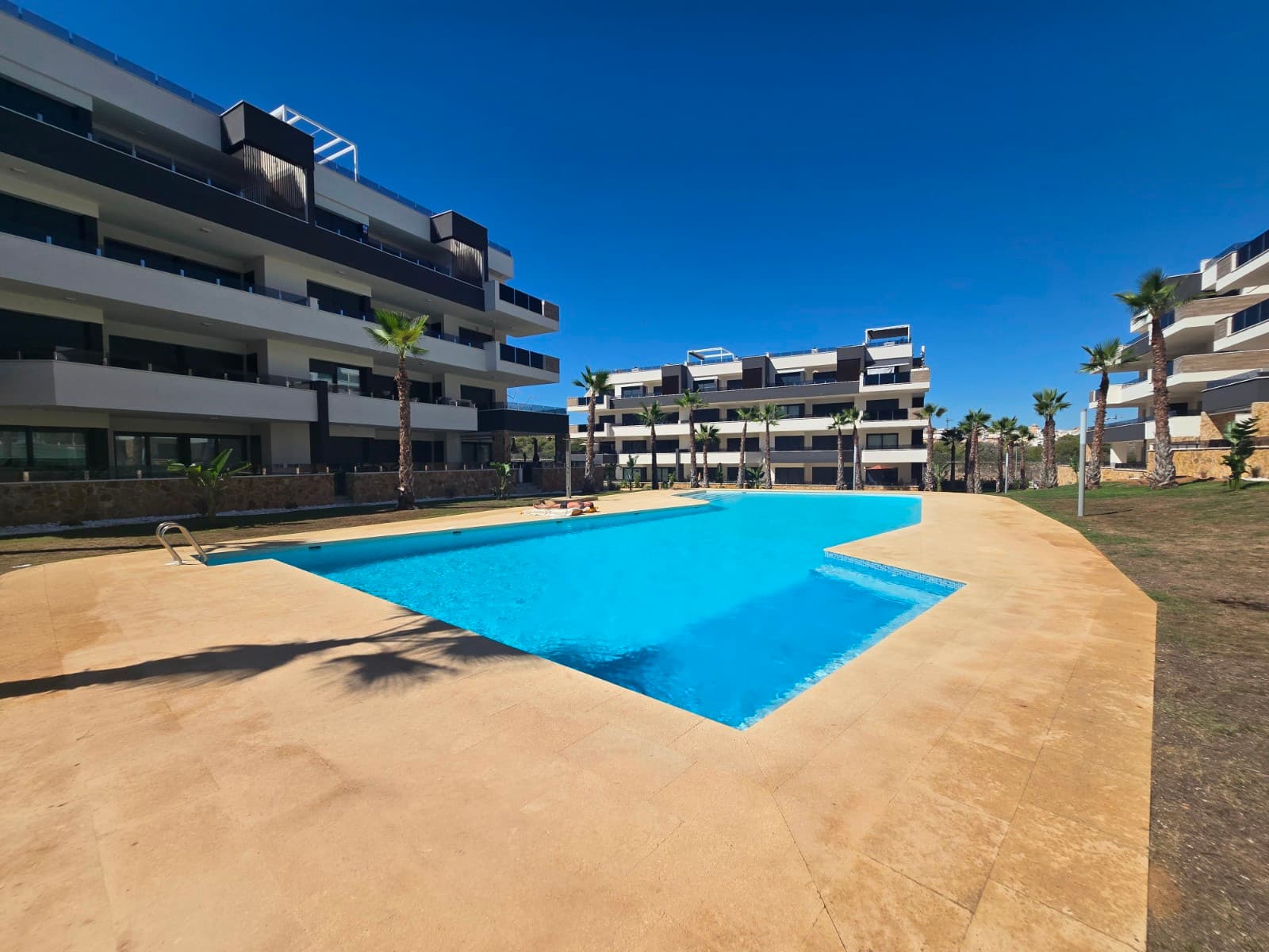 Discover this exclusive, ready-to-move-in penthouse in sunny Los Altos – one of the most sought-after locations in Orihuela Costa. This brand-new apartment offers a perfect combination of comfort, style and luxury amenities, ideal as a permanent home, holiday retreat or investment.



Layout & Comfort

·     2 spacious bedrooms with fitted wardrobes

·     2 modern bathrooms with high-quality finishes and underfloor heating

·     Fully furnished – decorated to perfection with stylish furniture

·     Open-plan living space with direct access to the terrace

Enjoy complete climate control thanks to an air conditioning system with Air-Zone system, which allows you to control each room separately – always the perfect indoor climate!



Outdoor space & Extras

·     Large private terrace with beautiful views

·     Private solarium – ideal for relaxing or enjoying the sun in complete privacy

·     Private garage space and storage room included



Residential Facilities

·     Communal swimming pool

·     Modern fitness room (GYM)



This penthouse is located in a modern residence with contemporary architecture and high-quality finishes, a stone's throw from shops, restaurants and the beautiful beaches of Orihuela Costa.



Suma: to be allocated.

Community fees: to be allocated.