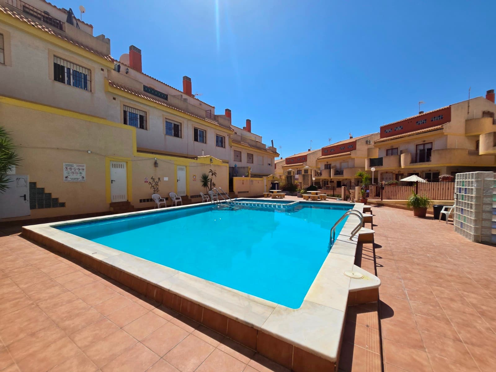 Descubra este precioso apartamento en planta baja totalmente renovado en el corazón de La Zenia, a solo 1 km de la playa y a solo 200 metros del popular centro comercial La Zenia Boulevard. Disfrute del máximo confort, sol y comodidad en esta atractiva vivienda, ideal como residencia permanente, casa de vacaciones o inversión.

Este apartamento ofrece una distribución abierta y diáfana con un aspecto moderno. La cocina abierta se integra perfectamente en la sala de estar, creando una sensación acogedora y espaciosa. La terraza orientada al sureste es perfecta para disfrutar del sol español durante todo el año.

Situado en una zona tranquila pero céntrica de La Zenia, con todos los servicios a poca distancia: supermercados, restaurantes, bares, tiendas y, por supuesto, la playa. Gracias a su excelente ubicación, se trata de una oportunidad única para quienes buscan sol, mar y comodidad en la Costa Blanca.



Listo para mudarse: ¡póngase en contacto con nosotros hoy mismo para concertar una visita!



Suma: 101 euros/año

Gastos de comunidad: 370 euros/año
