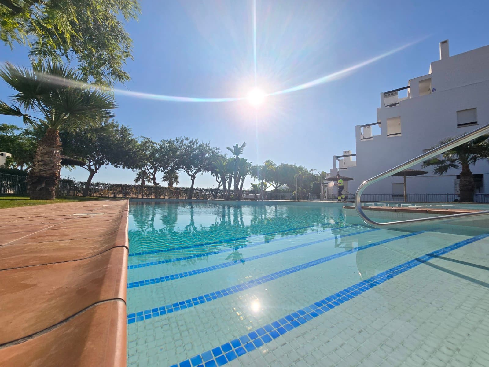 Descubra este magnífico apartamento situado en la última planta, en medio de un precioso campo de golf. Disfrute de un entorno tranquilo y seguro con vigilancia las 24 horas del día, ideal para quienes buscan comodidad, relajación y un toque de lujo.

Este apartamento listo para entrar a vivir cuenta con 2 dormitorios, 1 cuarto de baño moderno y una luminosa cocina abierta que se integra perfectamente en la sala de estar. Las grandes ventanas correderas dan a una amplia terraza privada con vistas panorámicas de los verdes alrededores y del campo de golf. Además, también tiene acceso a un solárium comunitario, perfecto para relajarse y disfrutar del sol.

Ventajas de este apartamento:

·     Última planta con fantásticas vistas

·     Gran terraza privada

·     Solárium comunitario

·     2 cómodos dormitorios y 1 cuarto de baño

·     Cocina abierta y moderna

·     Situado en un complejo de golf

·     Acceso a nada menos que 13 piscinas comunitarias

·     Plaza de aparcamiento privada incluida

·     Vigilancia 24/7 en la finca

·     Ubicación tranquila, ideal para residencia permanente o vacaciones

·     A poca distancia de algunas instalaciones y tiendas de barrio

·     A solo 25 minutos de la playa

Una oportunidad única para los amantes del golf, los que buscan tranquilidad o los inversores que buscan una vivienda sin preocupaciones en una finca bien cuidada con numerosas comodidades.



Déjese sorprender por el entorno, la tranquilidad y el confort de este apartamento con una ubicación privilegiada.



Suma: 149 euros/año

Gastos de comunidad: 1140 euros/año