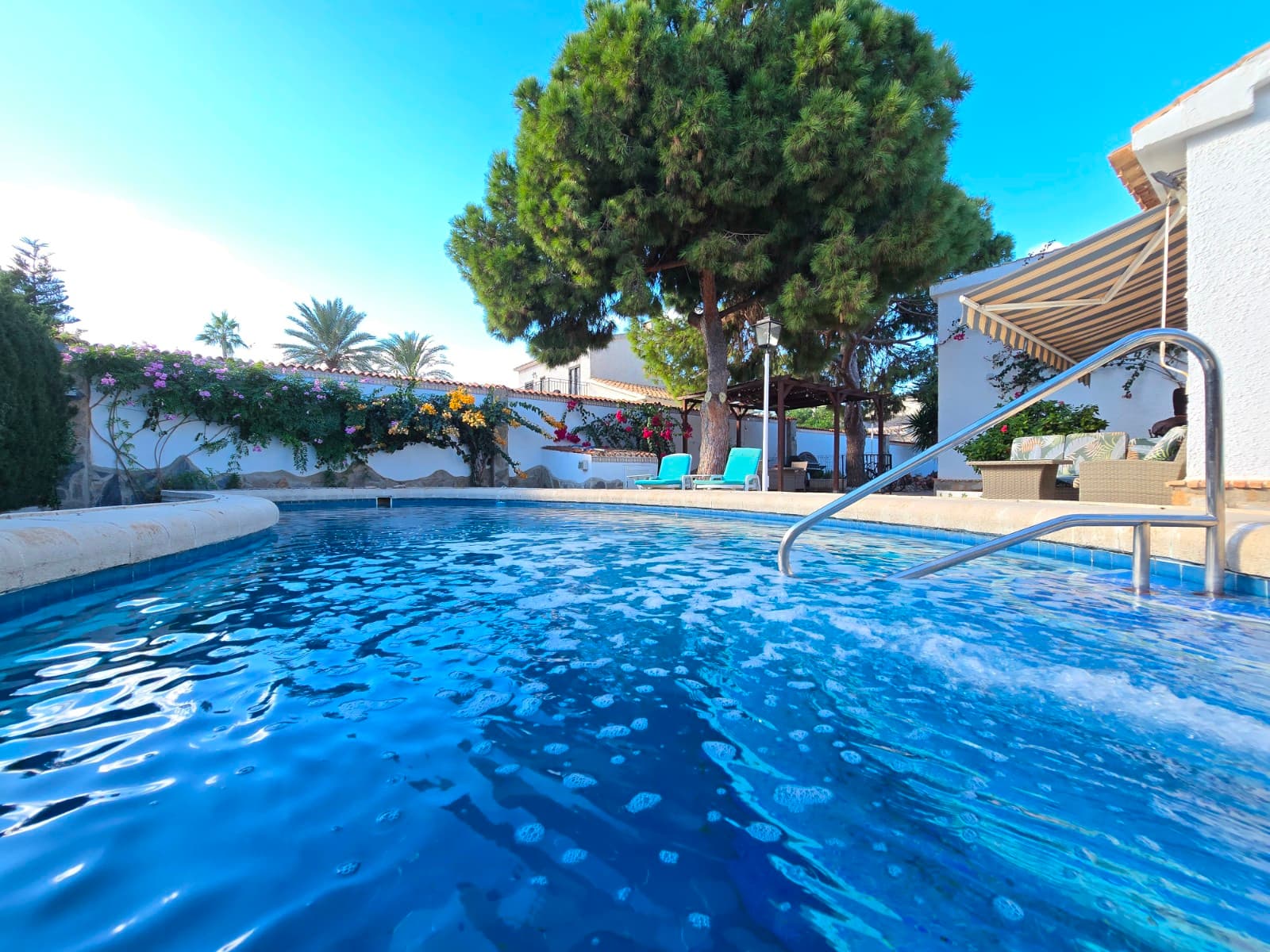 Descubra esta gran villa independiente en una amplia parcela, situada a solo 500 metros de la playa, en la codiciada zona residencial de Cabo Roig (Orihuela Costa). Esta preciosa vivienda de estilo español combina encanto, amplitud y comodidad moderna en una ubicación privilegiada.



La villa cuenta con cinco amplios dormitorios y tres cuartos de baño completamente equipados, ideales tanto para residencia permanente como para vacaciones de lujo. La moderna cocina ofrece todas las comodidades actuales, mientras que las luminosas zonas de estar dan acceso directo al hermoso entorno exterior.

En el exterior se puede disfrutar de un precioso jardín con césped natural, una piscina privada y varias zonas de descanso y relajación. La terraza cubierta es el lugar perfecto para descansar, cenar o disfrutar de las noches mediterráneas. Además, hay un garaje y se han instalado paneles solares para una mayor eficiencia energética.

La vivienda se encuentra en una zona tranquila, pero a poca distancia a pie de playas, restaurantes, tiendas y todos los servicios necesarios. Una auténtica joya en la costa, donde la tranquilidad, el estilo y la ubicación se combinan armoniosamente.



¡No lo dude y reserve una visita rápidamente!



Suma: 675 euros/año.