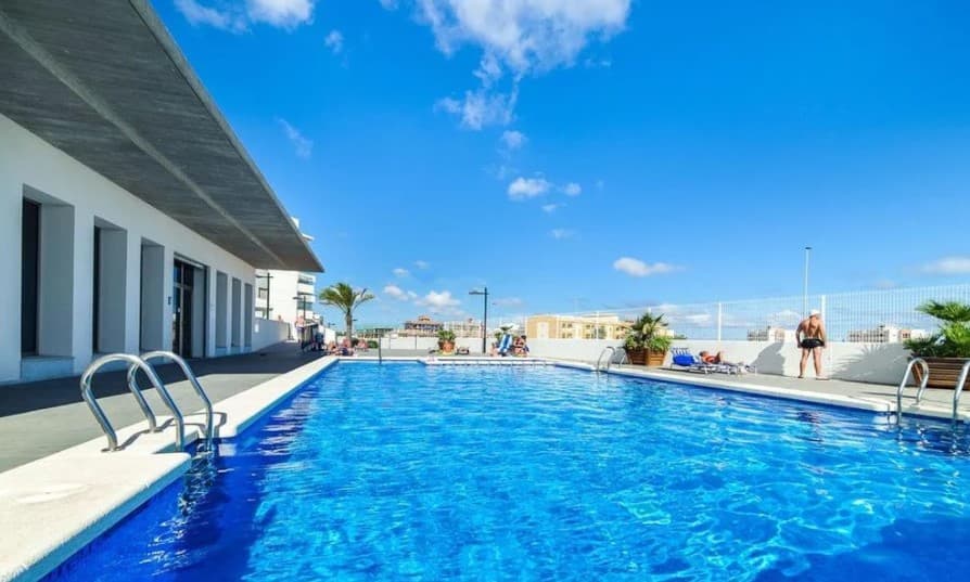 Представляем роскошную квартиру двухуровневую квартиру с видами на море в городе Ориуэла Коста, район Villamartin.Квартира в два уровня: первый уровень, площадью 83 кв. м. состоит из двух спален, двух ванных комнат, открытой кухни, гостиной, большой террасы 16 кв. м, прачечной, второй уровень - летняя кухня с барбекю, зона отдыха. Квартира оснащена современными технологиями, чтобы сделать вашу жизнь более комфортной. Общие бассейны находятся всего в паре шагов.В пешей доступности находятся все услуги, необходимые для проживания и отдыха: рестораны, кафе, школы, автобусные остановки, супермаркеты, магазины, аптеки, поликлиника, банки. Идеальная квартира, как для постоянного проживания, для незабываемого отдыха, так и для сдачи в аренду. В пяти минутах езды на машине находится большой торговый центр La Zenia Boulevard.Расстояние до моря - 3 км.На территории жилого комплекса есть парк, с большим количеством дорожек для прогулок и скамеек для отдыха. Также есть два открытых и один закрытый бассейн с сауной и тренажерным залом.Недвижимость продается полностью меблированной и находится в отличном состоянии.Данный объект можно приобрести онлайн без приезда в Испанию, в кредит от банка под 3-6 % годовых. Покупая недвижимость в Испании, можно оформить вид на жительство. Наша компания помогает оформить ВНЖ любого типа.