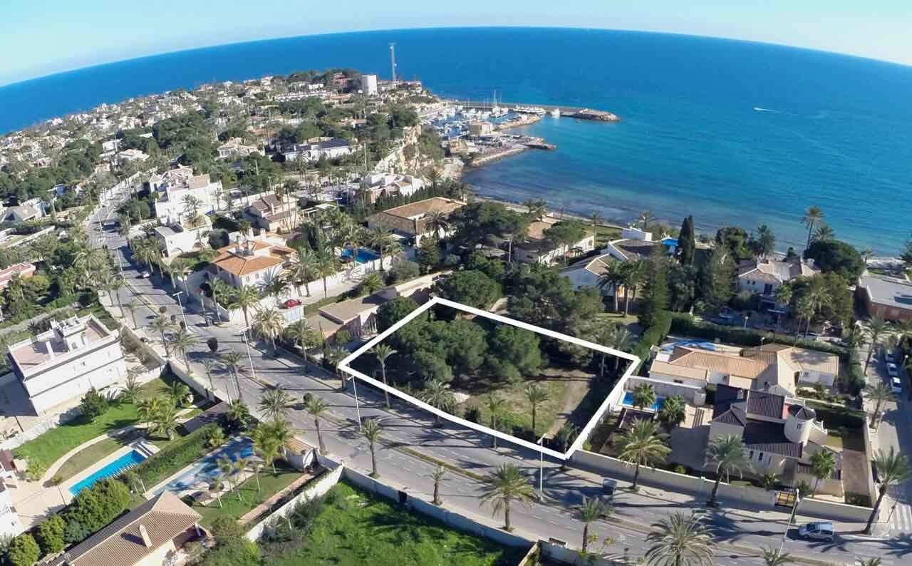 Ofrecemos una parcela de tierra con un área de 368 metros cuadrados. en Orihuela Costa. Situado en segunda línea del mar a poca distancia de las playas de Cabo Roig. Todos los servicios necesarios están cerca.¡El lugar perfecto para construir la casa de sus sueños!Al comprar una propiedad en España, puede solicitar un permiso de residencia en España. Nuestra empresa ayuda a obtener un permiso de residencia de cualquier tipo.